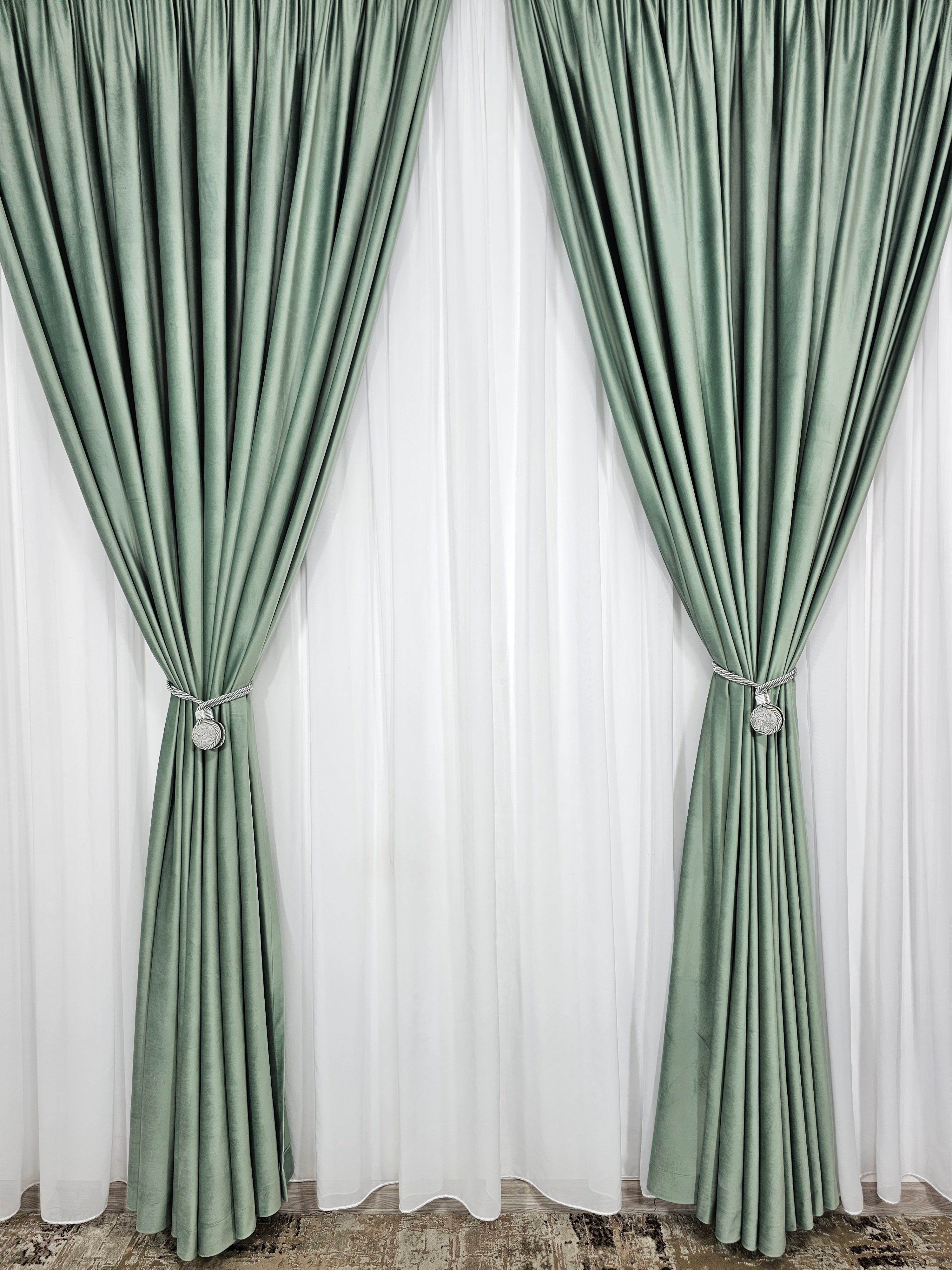 Set Pava: perdea alba simpla din voal cu draperie catifea verde menta