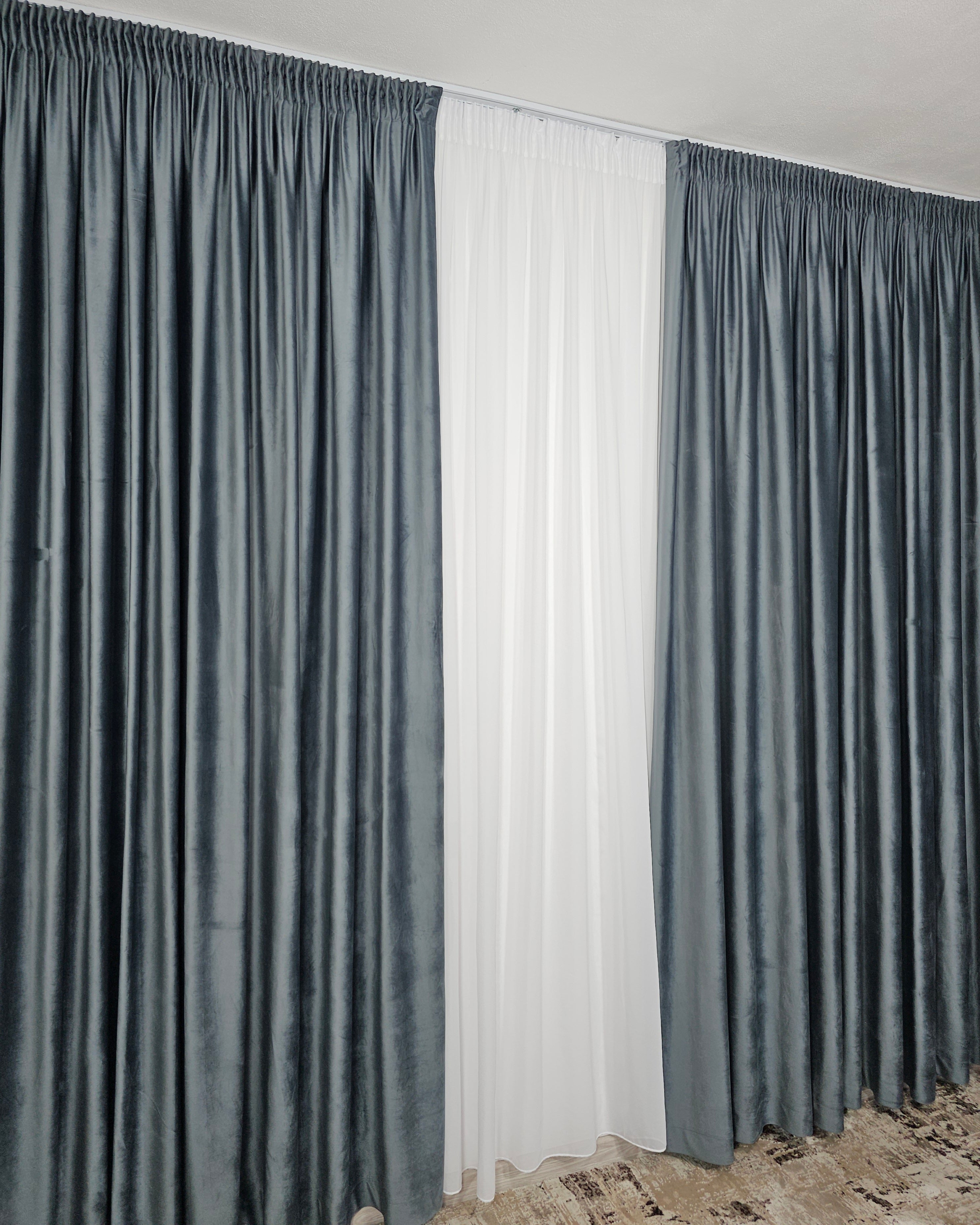 Set Europa: perdea alba simpla din voal cu draperie catifea gri inchis blackout 90%