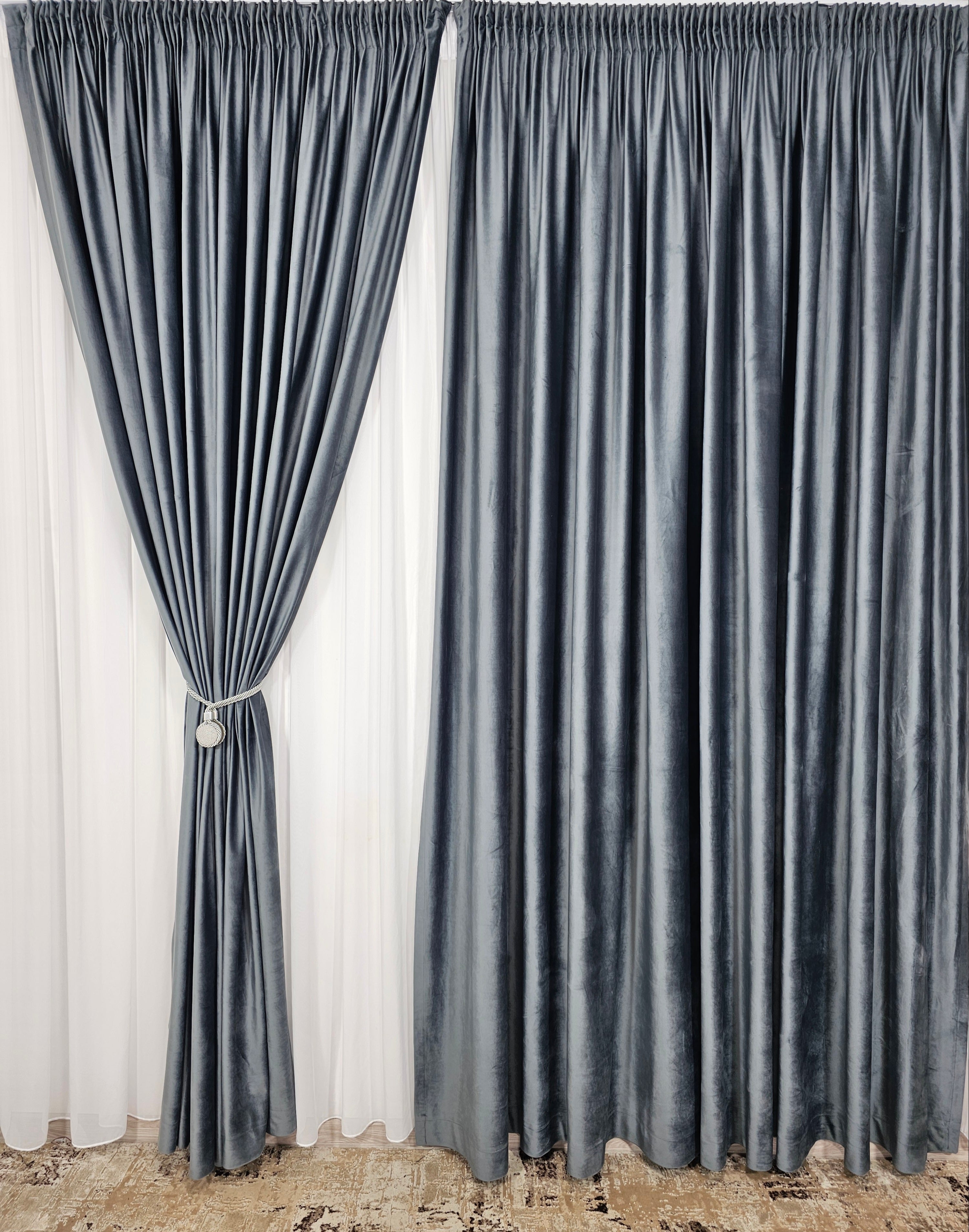 Set Europa: perdea alba simpla din voal cu draperie catifea gri inchis blackout 90%