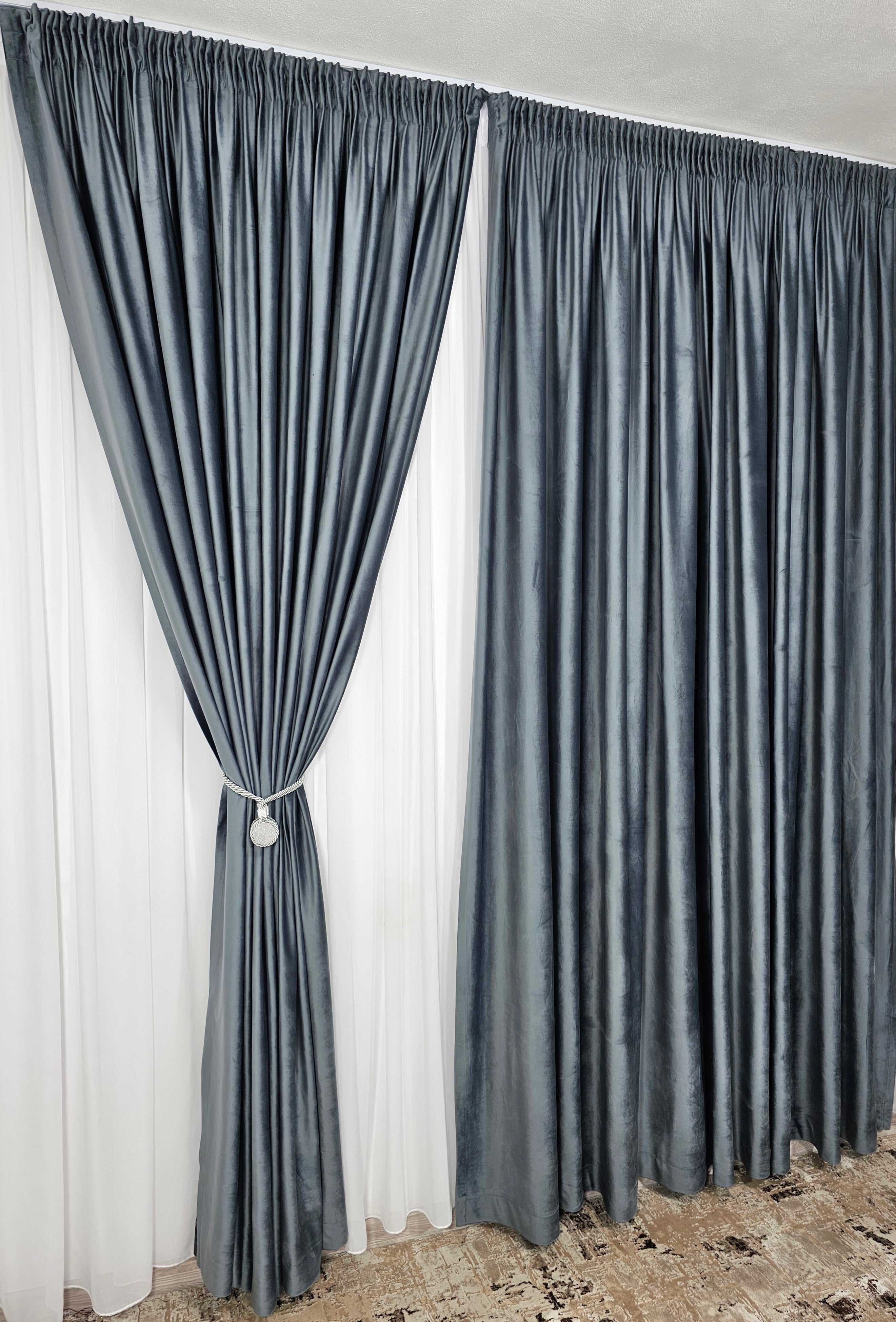 Set Europa: perdea alba simpla din voal cu draperie catifea gri inchis blackout 90%