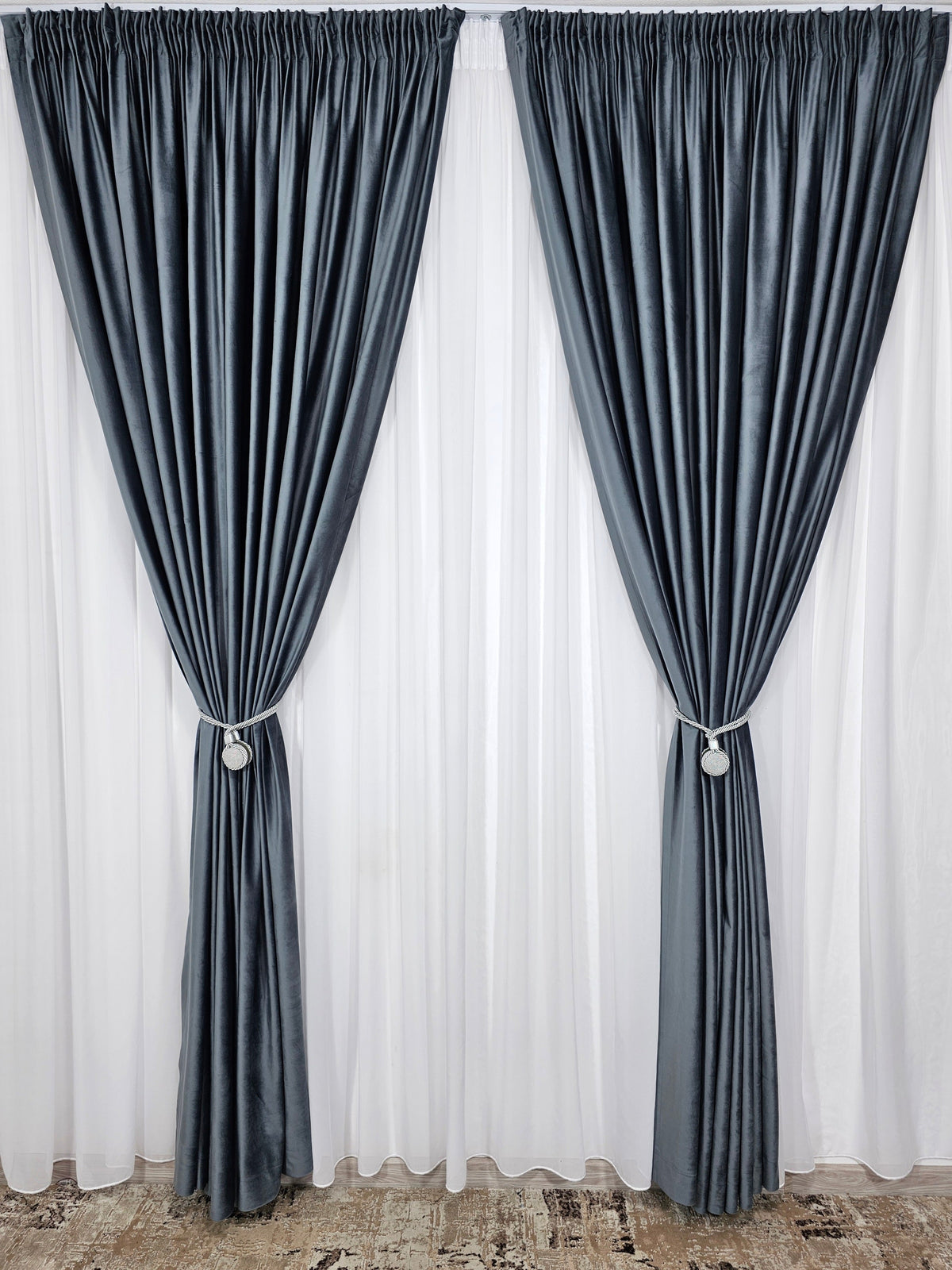 Set Europa: perdea alba simpla din voal cu draperie catifea gri inchis blackout 90%