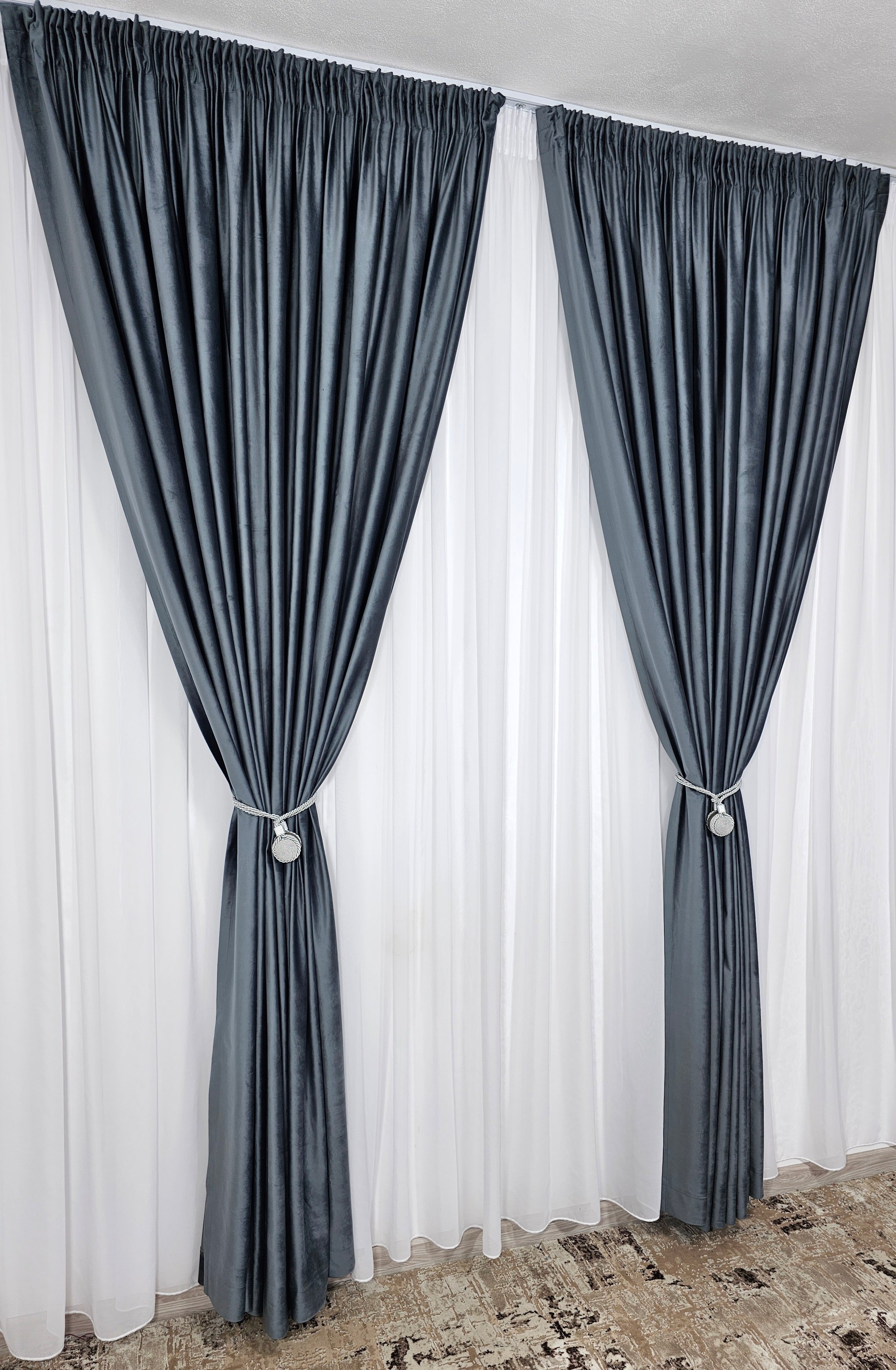 Set Europa: perdea alba simpla din voal cu draperie catifea gri inchis blackout 90%
