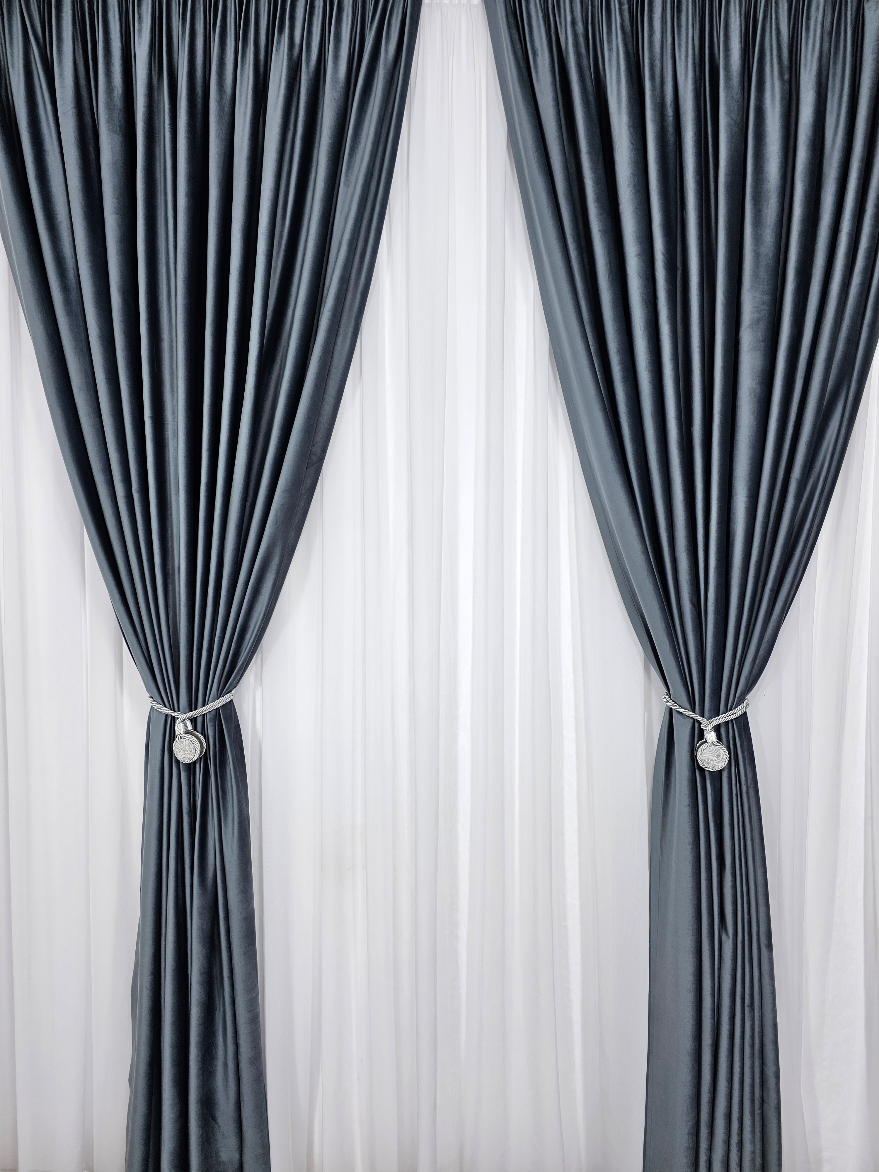 Set Europa: perdea alba simpla din voal cu draperie catifea gri inchis blackout 90%