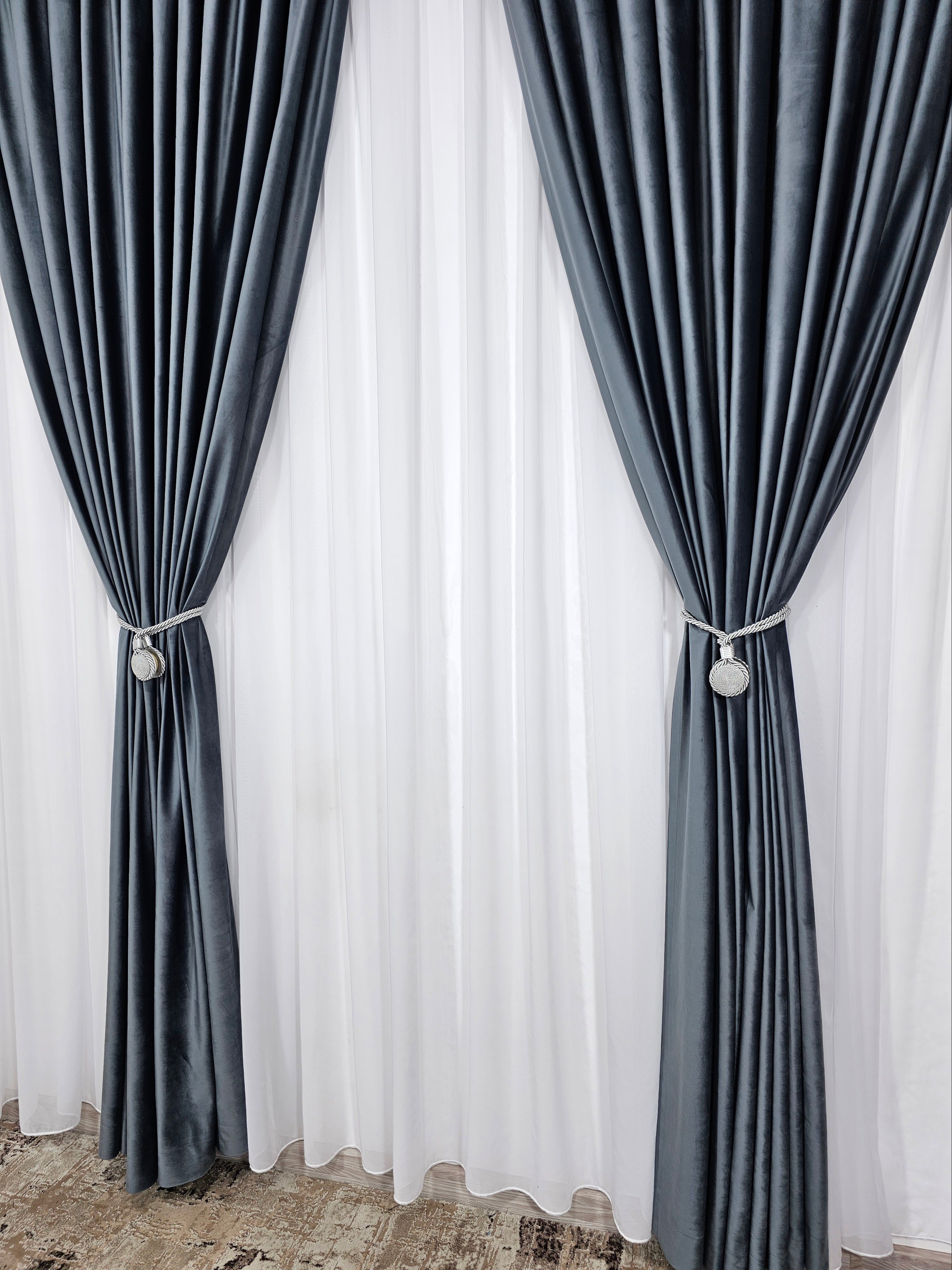 Set Europa: perdea alba simpla din voal cu draperie catifea gri inchis blackout 90%