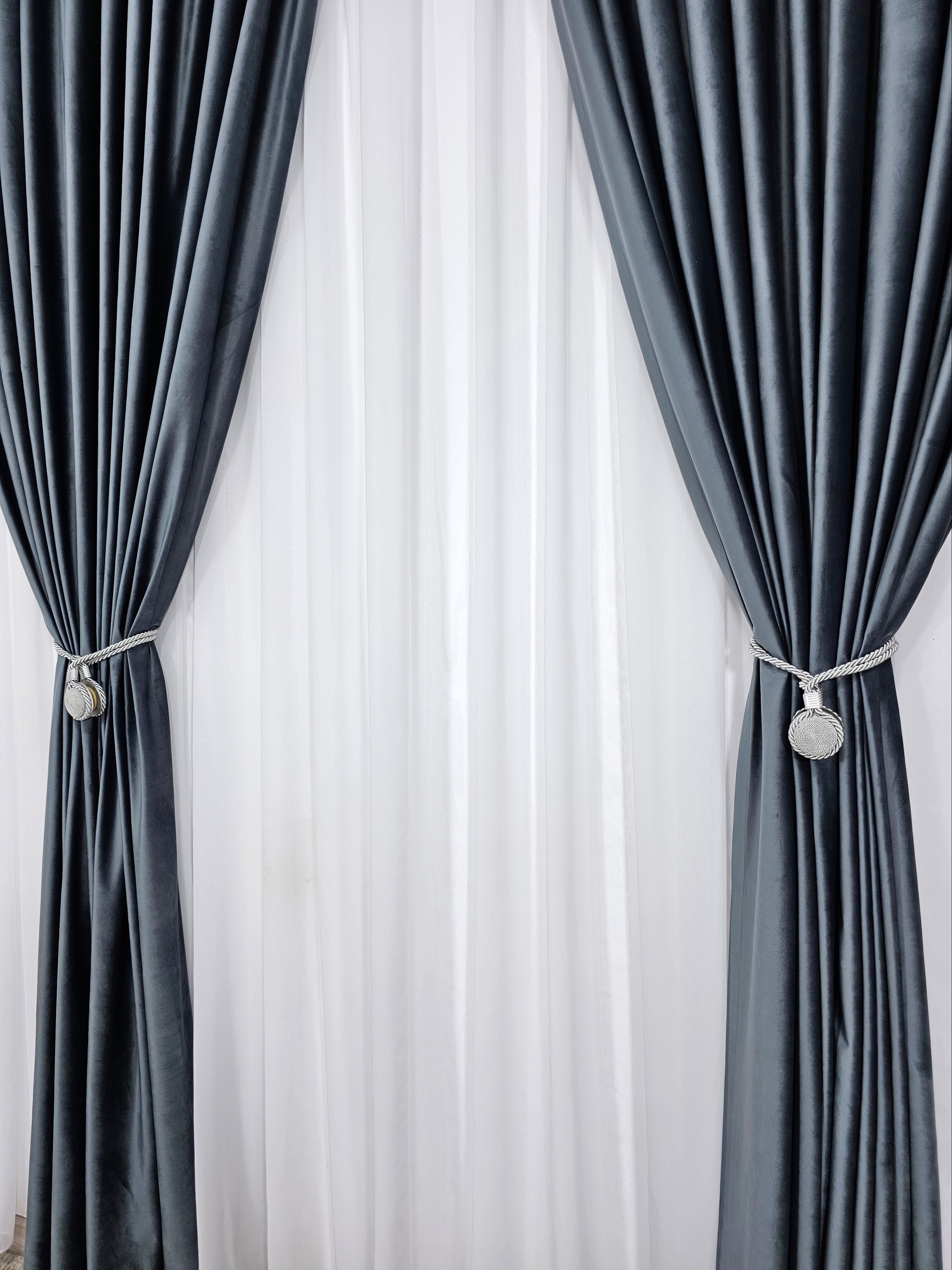 Set Europa: perdea alba simpla din voal cu draperie catifea gri inchis blackout 90%
