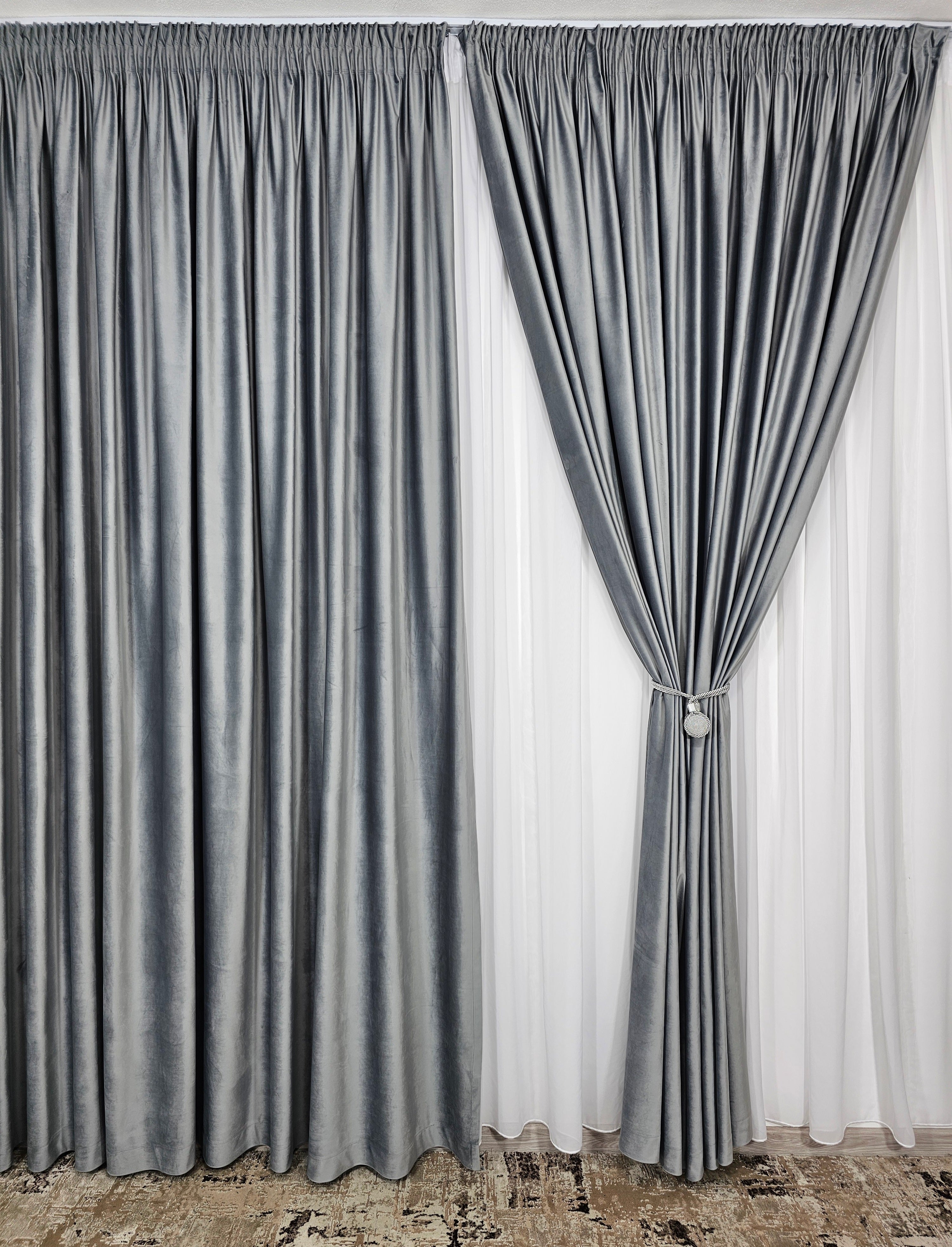 Set Panciu: perdea alba simpla din voal cu draperie catifea gri deschis