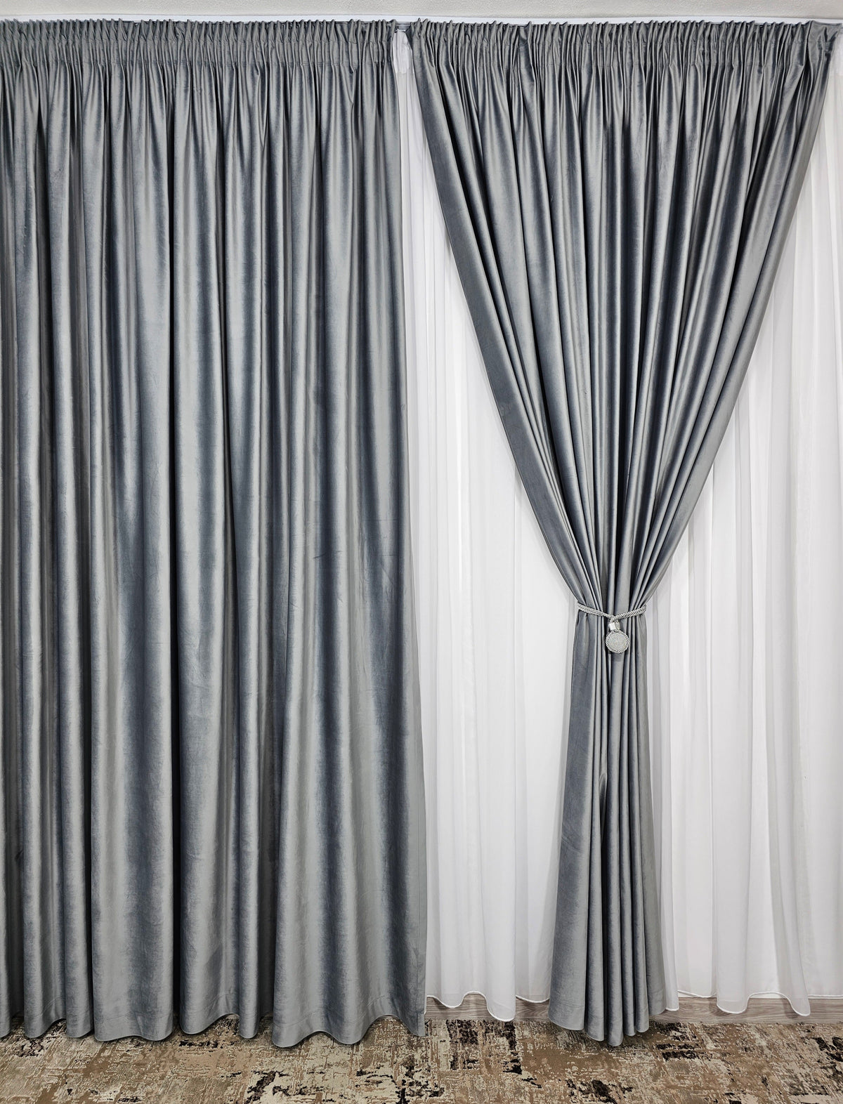 Set Panciu – Perdea Alba Simpla din Voal si Draperie Catifea Gri Deschis – ideal pentru livinguri in nuante de gri sau alb – confectionat pe comanda