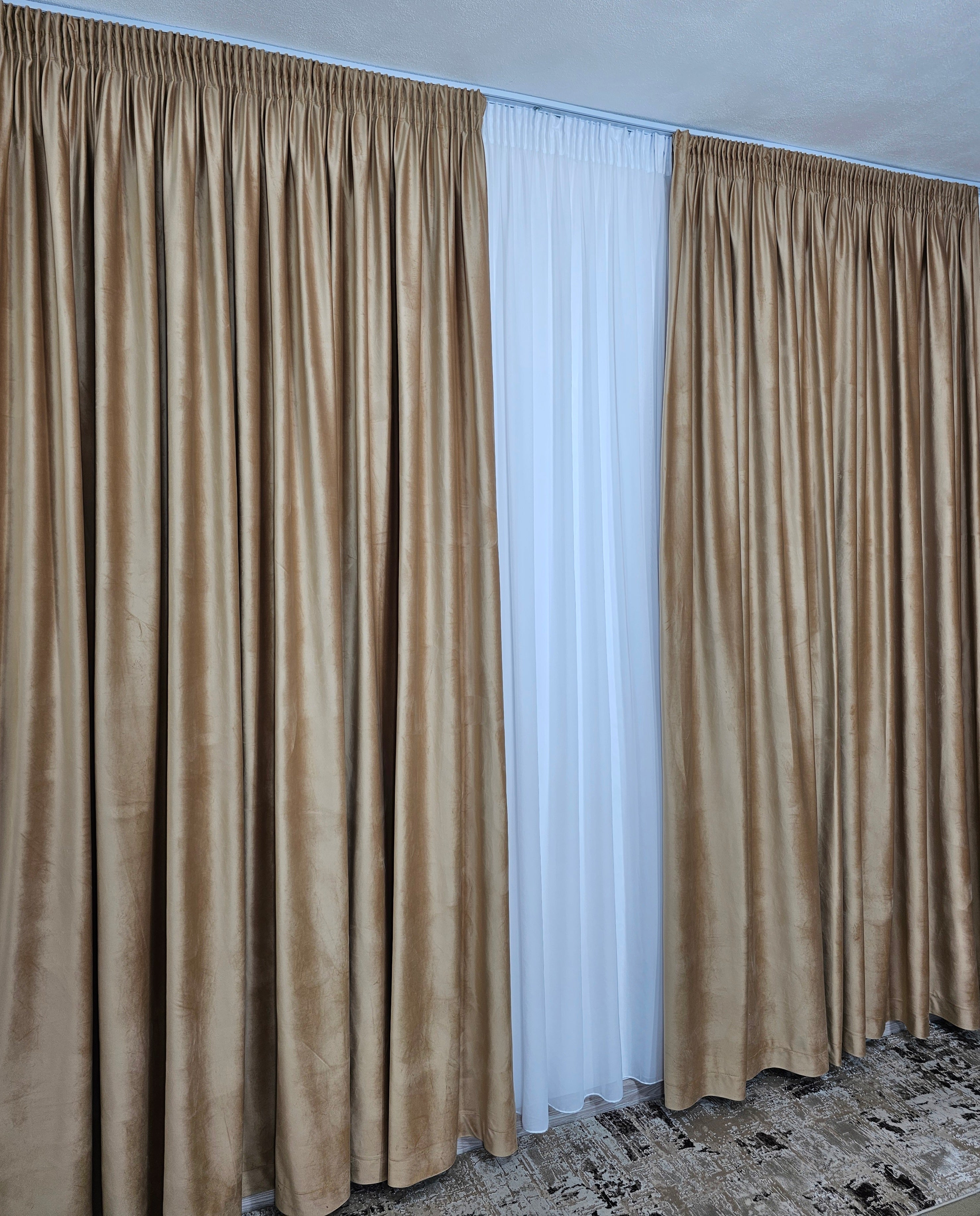 Set Miere: perdea alba simpla jorjet si draperie din catifea culoarea mierii