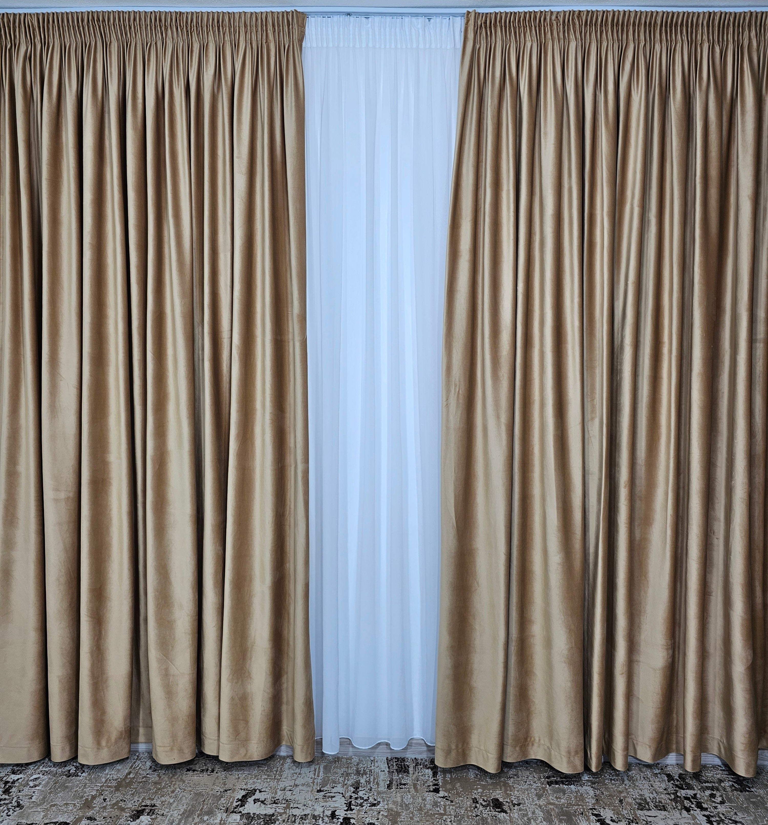Set Miere: perdea alba simpla jorjet si draperie din catifea culoarea mierii