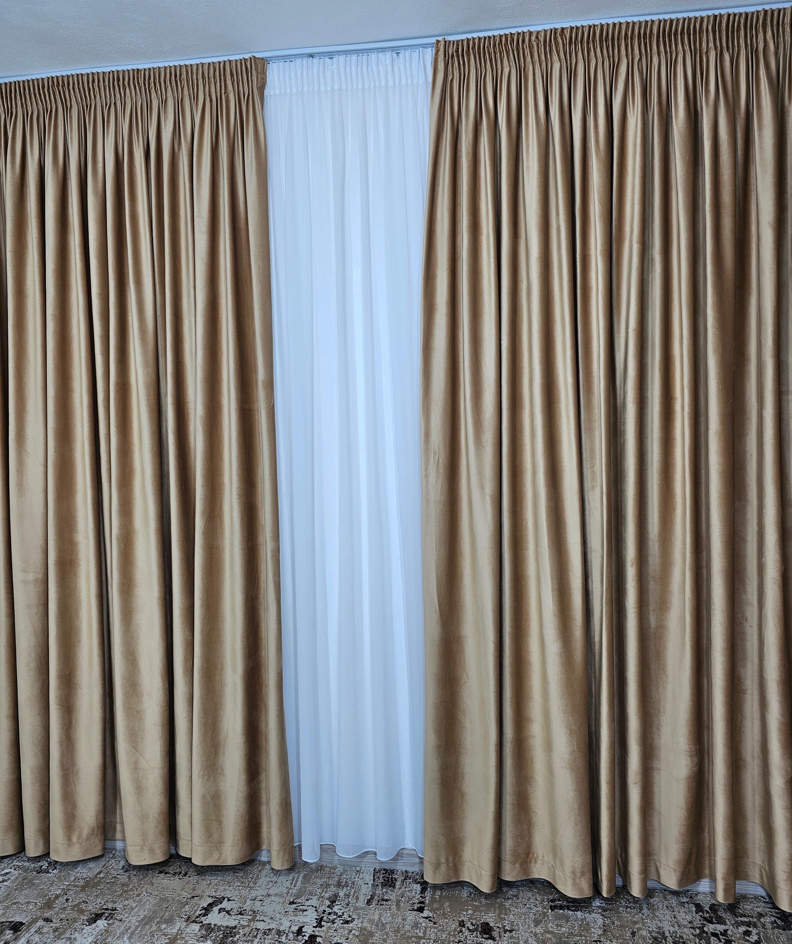 Set Miere: perdea alba simpla jorjet si draperie din catifea culoarea mierii