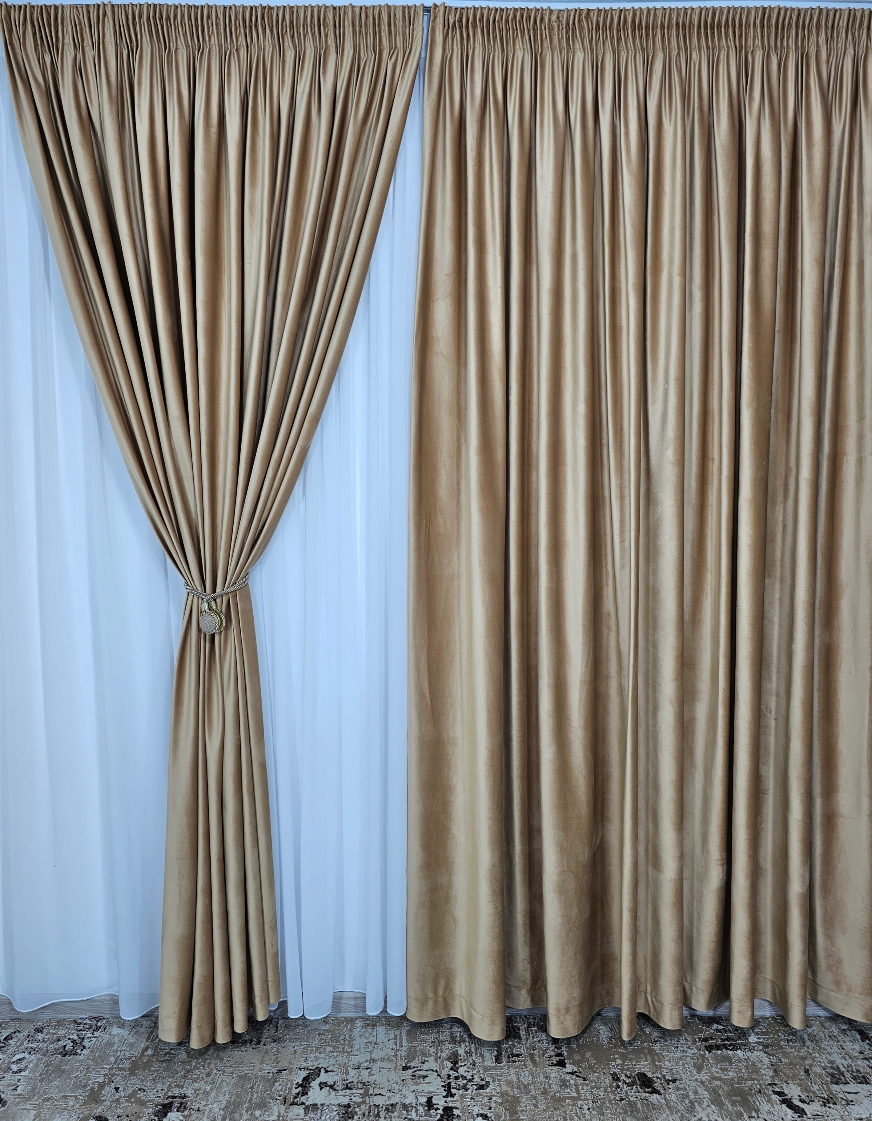 Set Miere: perdea alba simpla jorjet si draperie din catifea culoarea mierii
