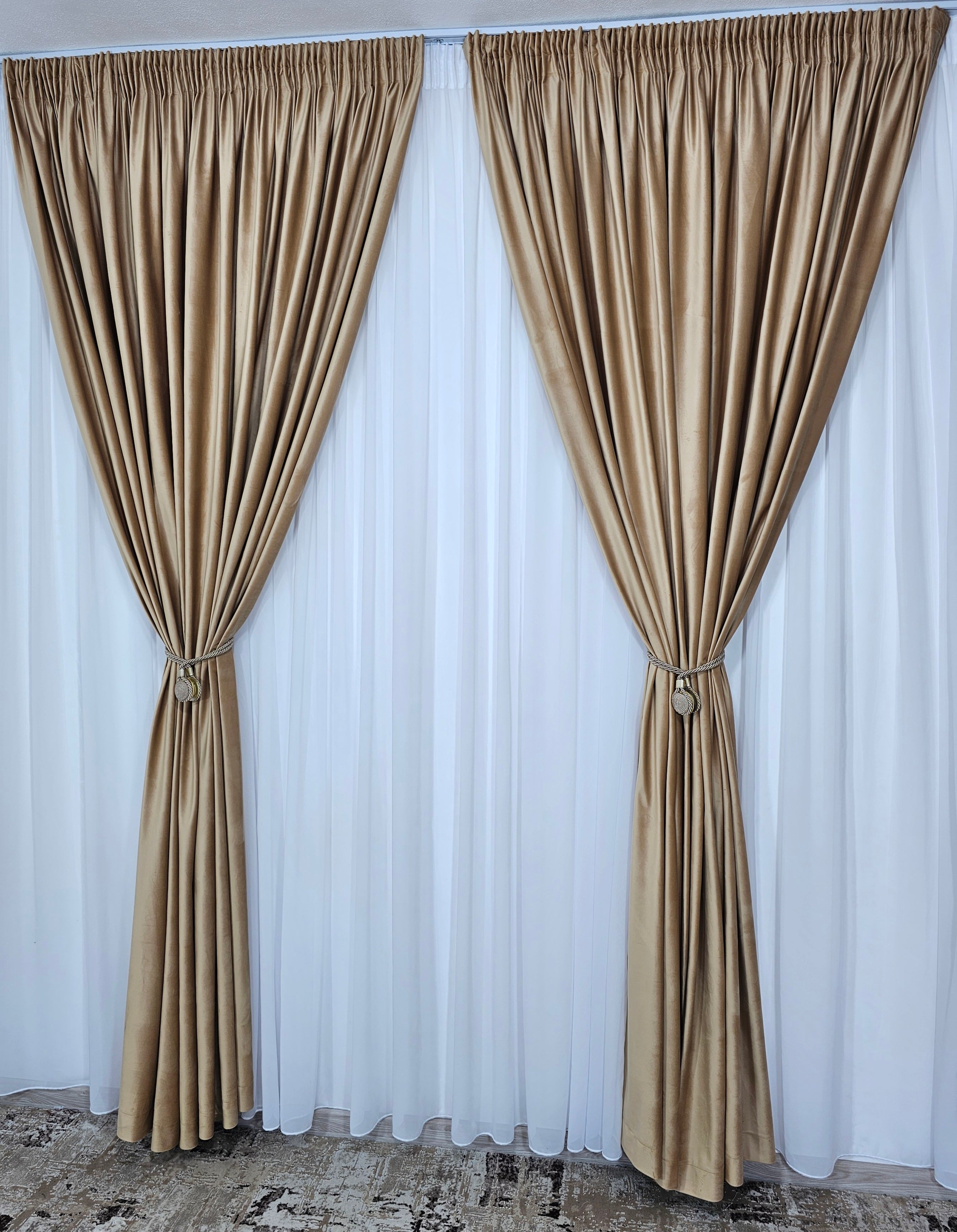 Set Miere: perdea alba simpla jorjet si draperie din catifea culoarea mierii