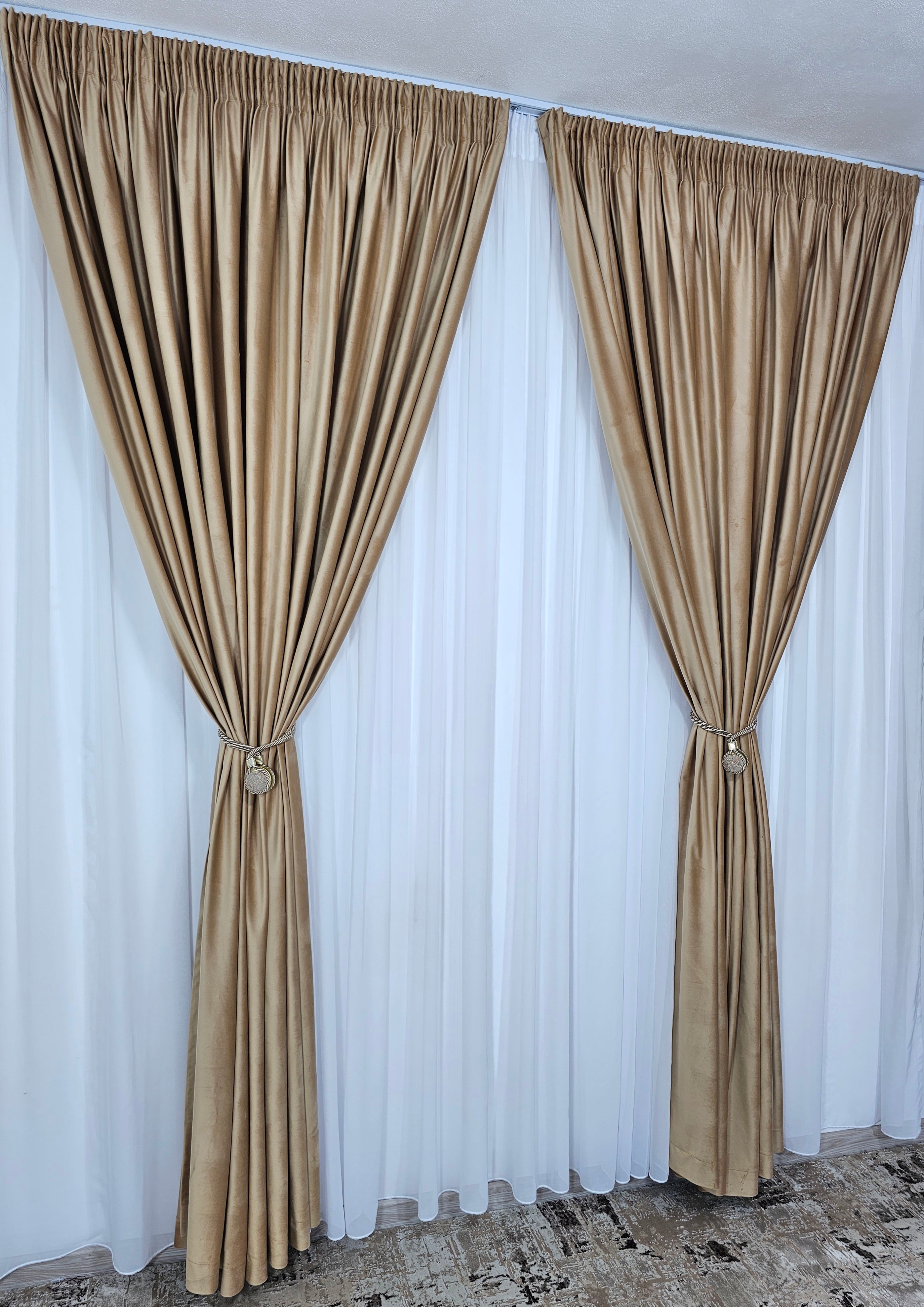 Set Miere: perdea alba simpla jorjet si draperie din catifea culoarea mierii