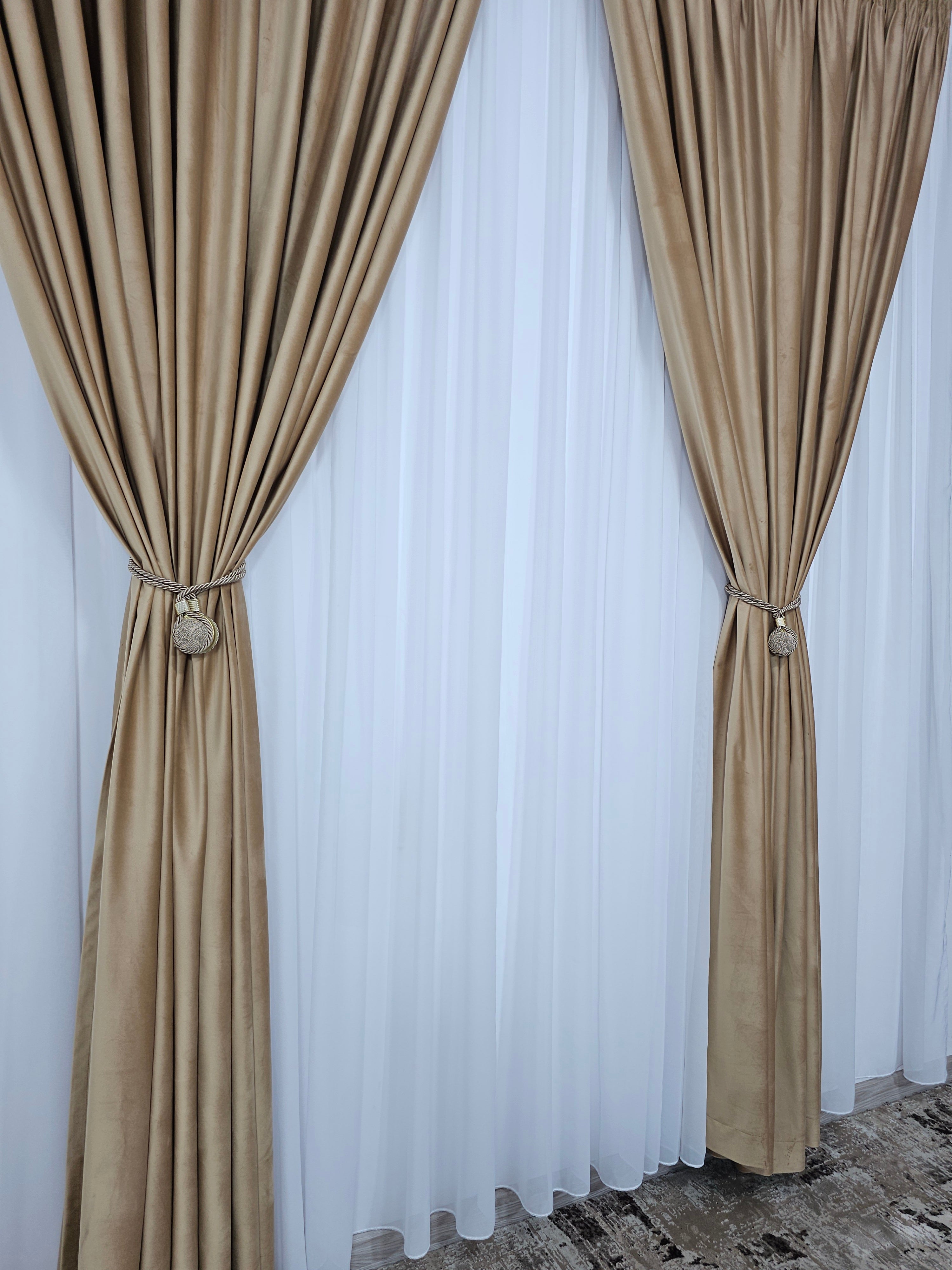 Set Miere: perdea alba simpla jorjet si draperie din catifea culoarea mierii