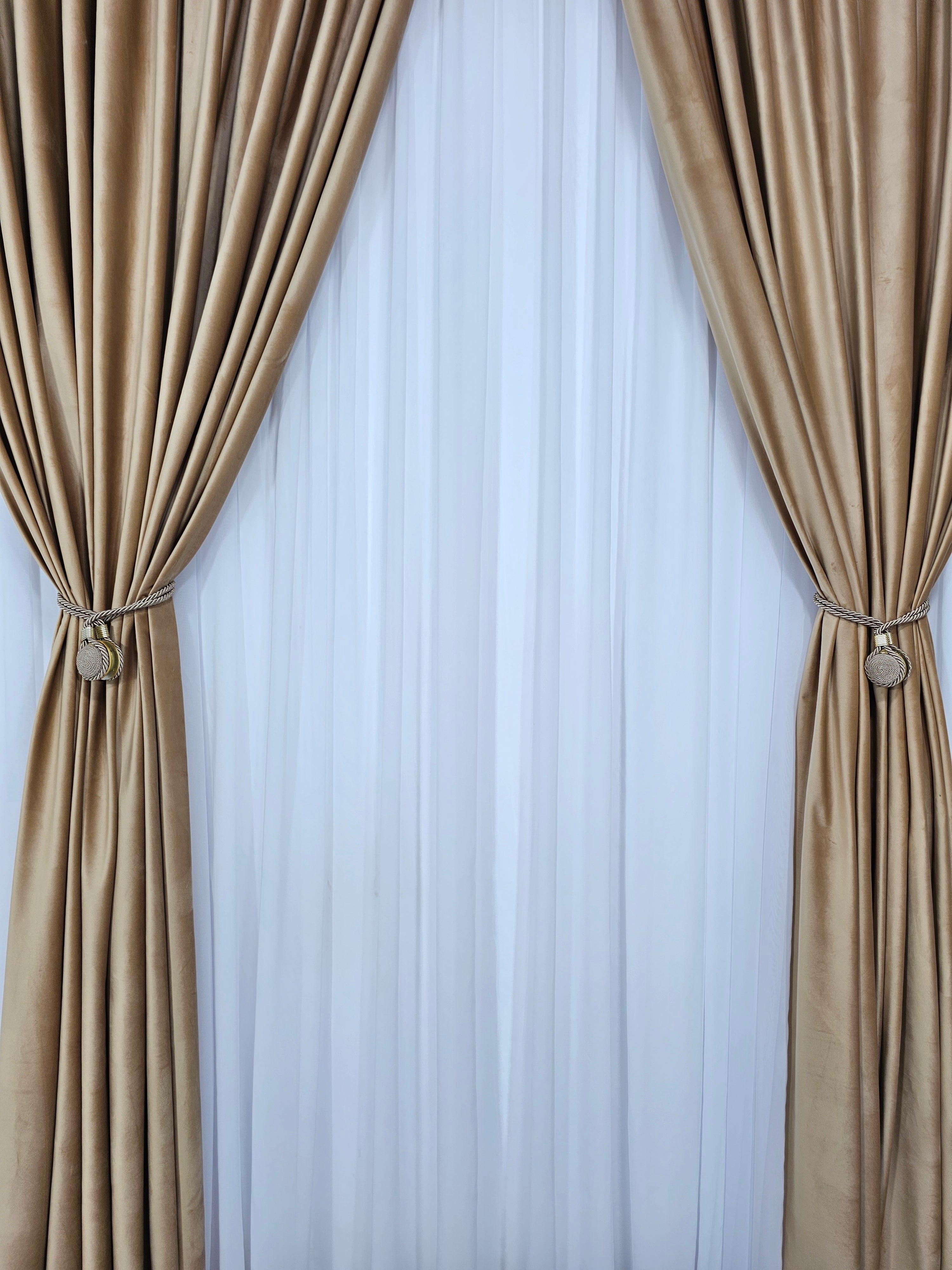 Set Miere: perdea alba simpla jorjet si draperie din catifea culoarea mierii