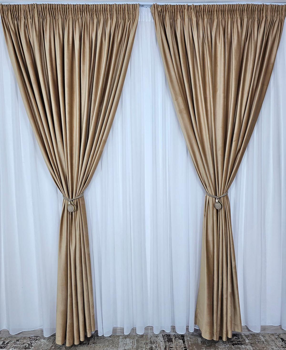 Set Miere: perdea alba simpla jorjet si draperie din catifea culoarea mierii