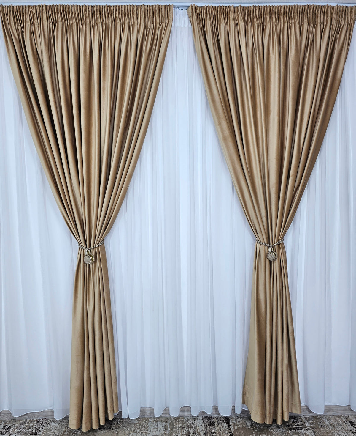 Set Carmen – Perdea alba simpla din voal si Draperie din catifea culoarea mierii – Set elegant pentru living si dormitor in nuante alb, crem, bej si maro deschis, confectionat pe comanda