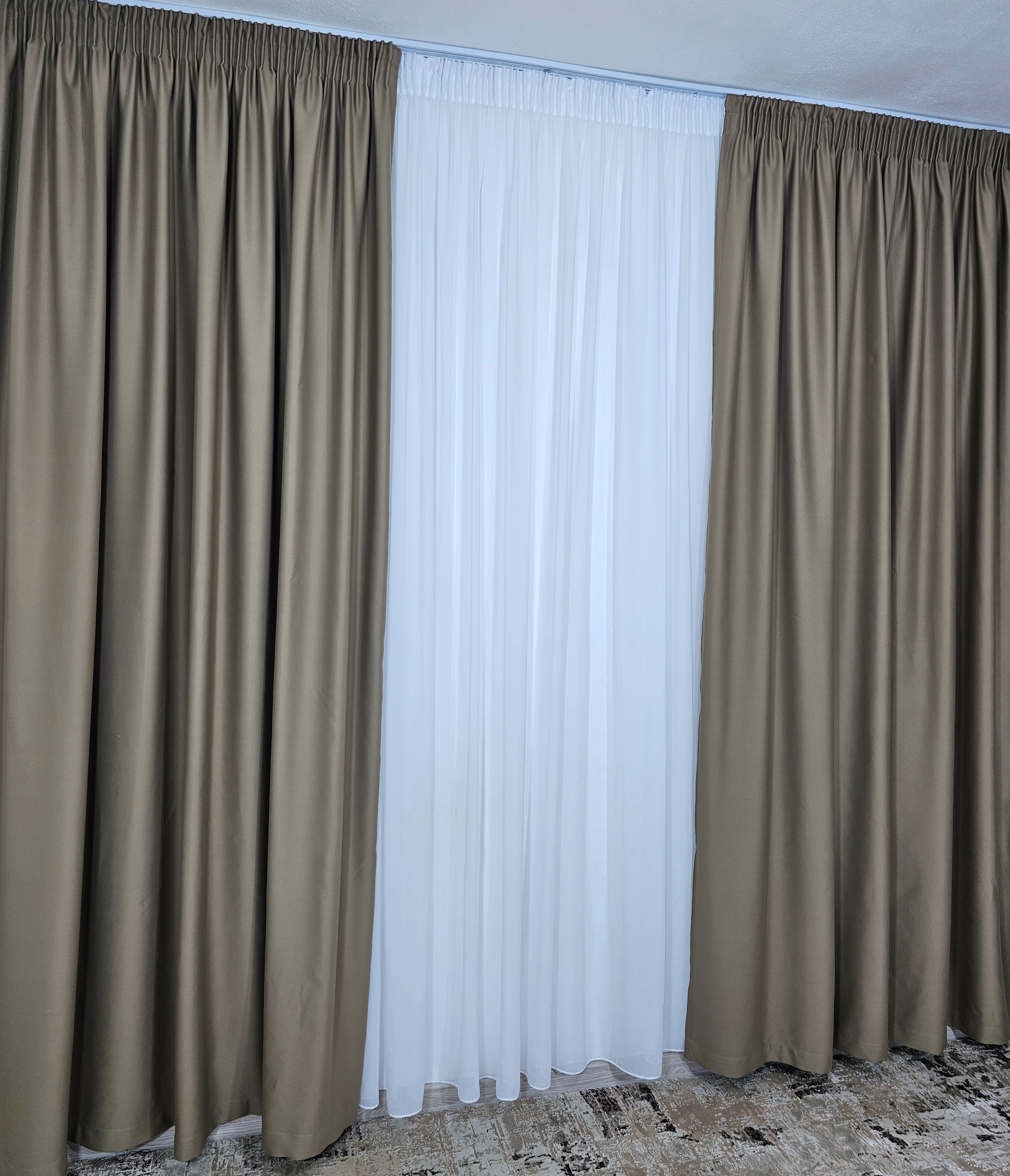 Set Horezu: perdea simpla ivoire din voal si draperie blackout 90% grej combinatie gri cu capucino
