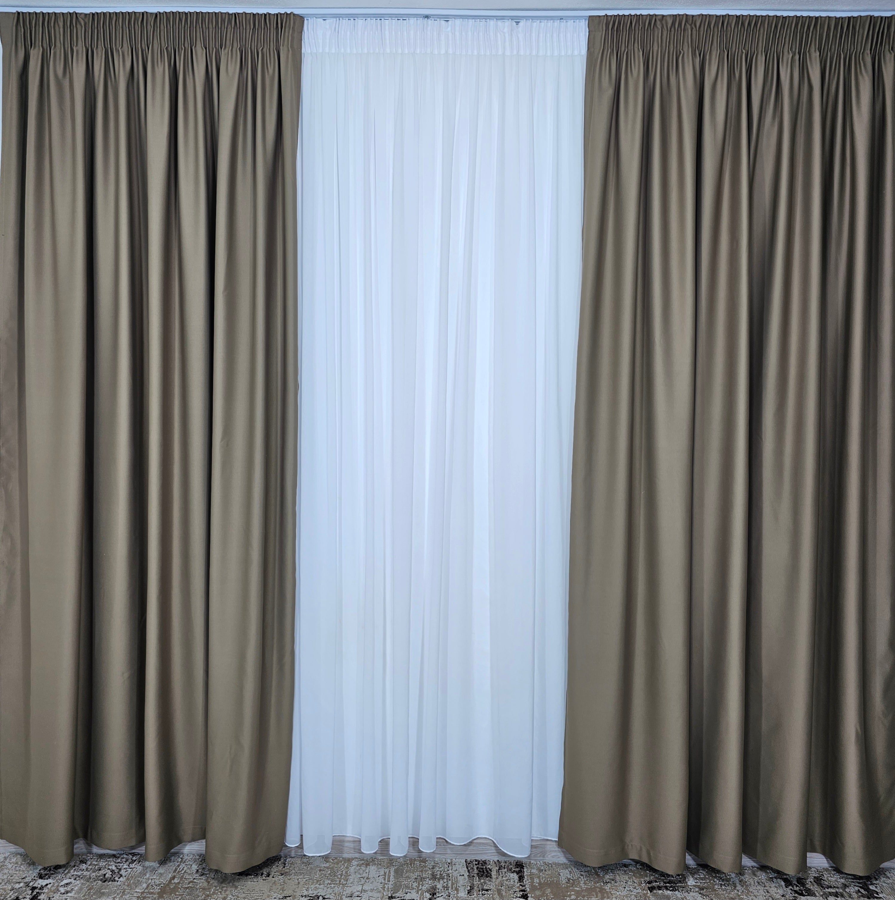 Set Horezu: perdea simpla ivoire din voal si draperie blackout 90% grej combinatie gri cu capucino