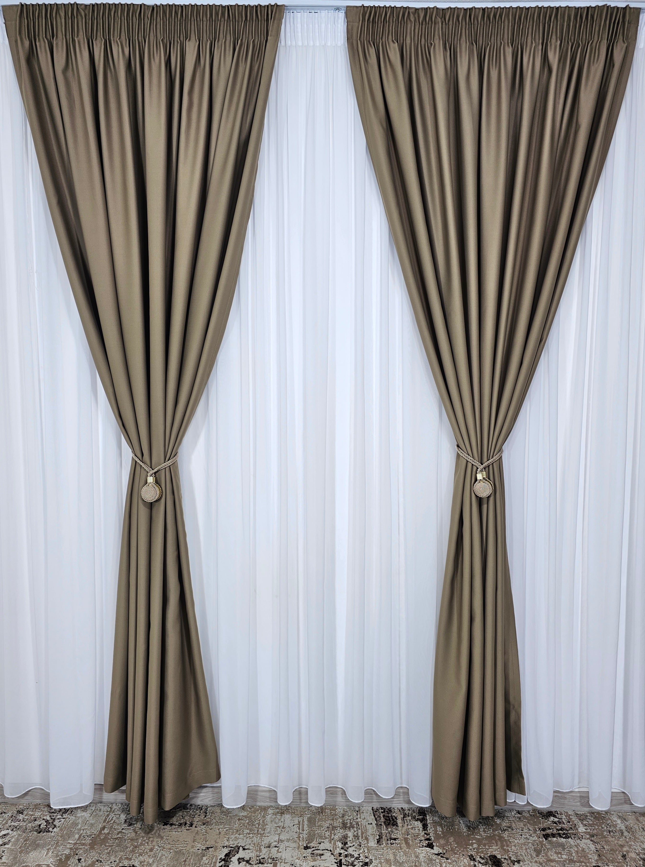 Set Horezu: perdea simpla ivoire din voal si draperie blackout 90% grej combinatie gri cu capucino