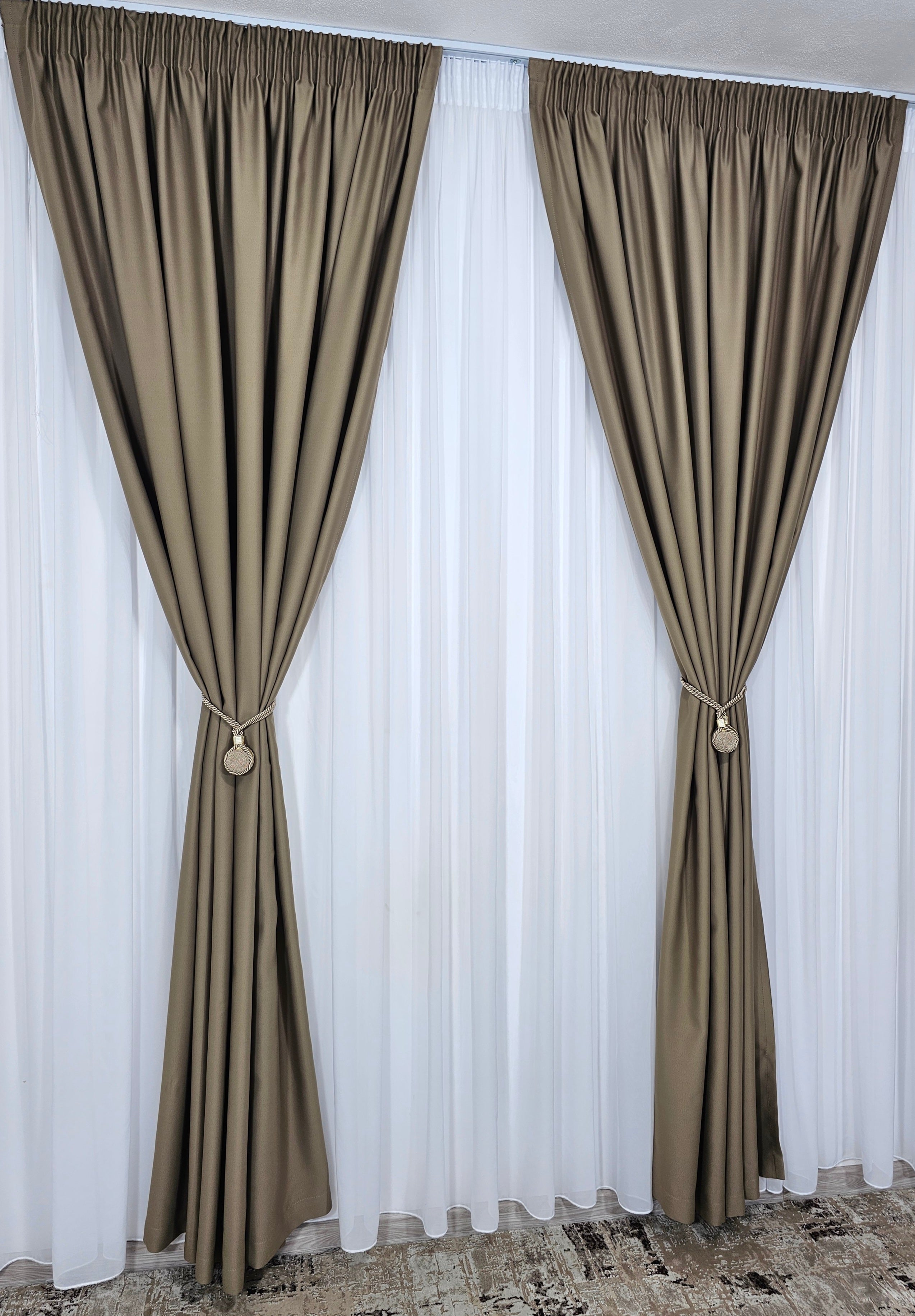 Set Horezu: perdea simpla ivoire din voal si draperie blackout 90% grej combinatie gri cu capucino