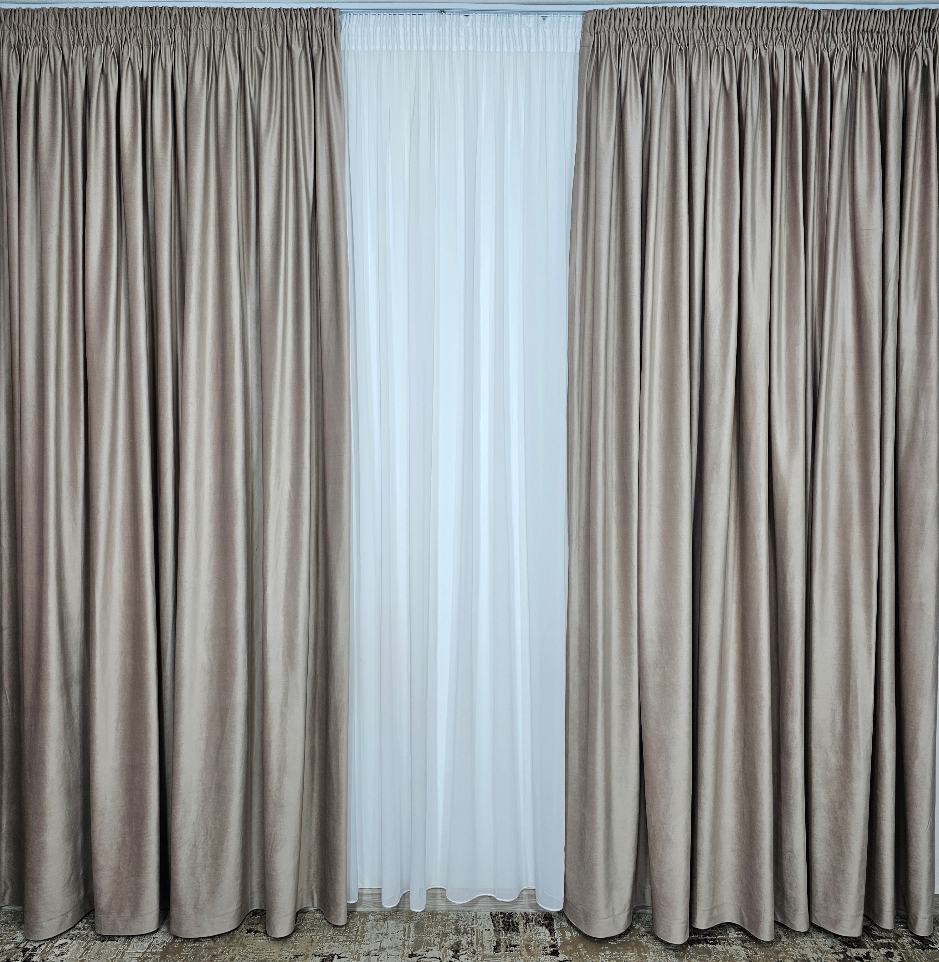 Set Aldi: perdea alba simpla din voal cu draperie catifea crem capucino roz blackout 90%