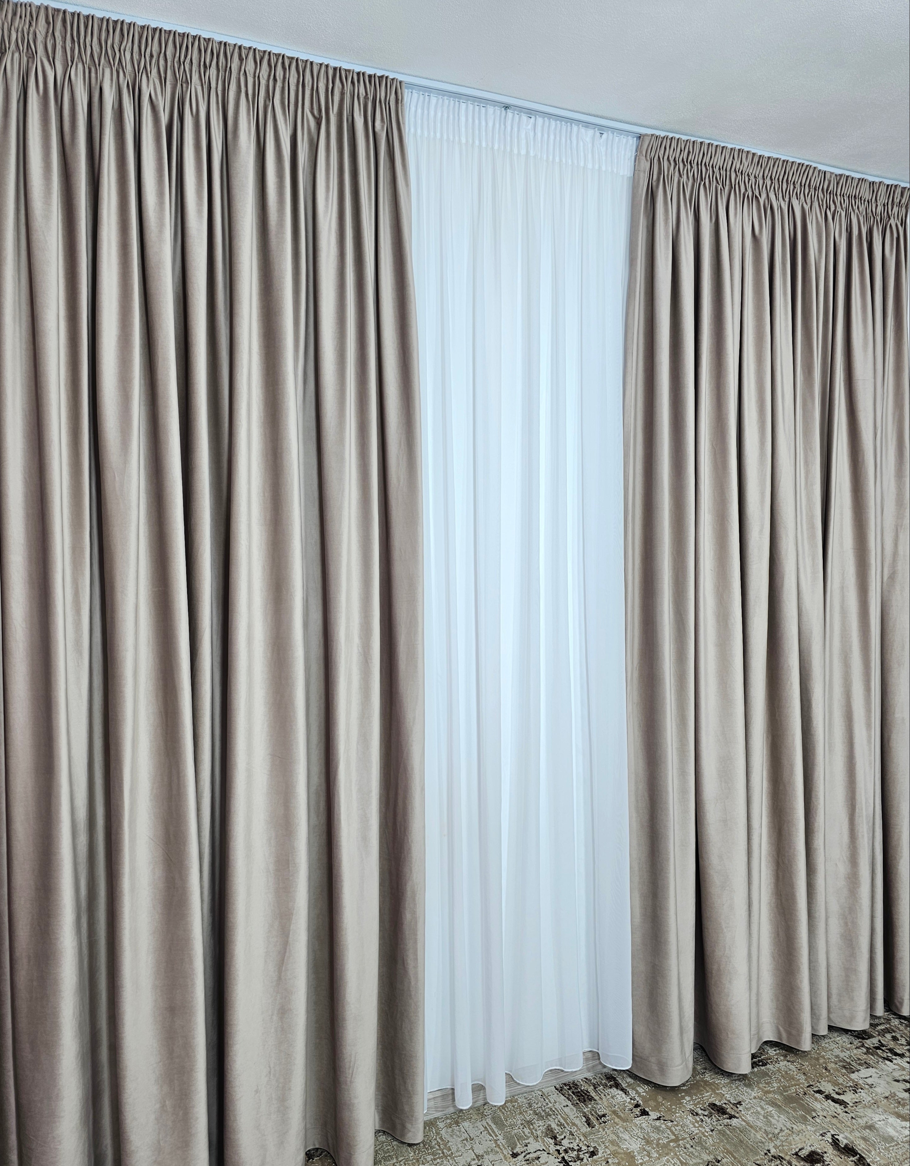 Set Aldi: perdea alba simpla din voal cu draperie catifea crem capucino roz blackout 90%