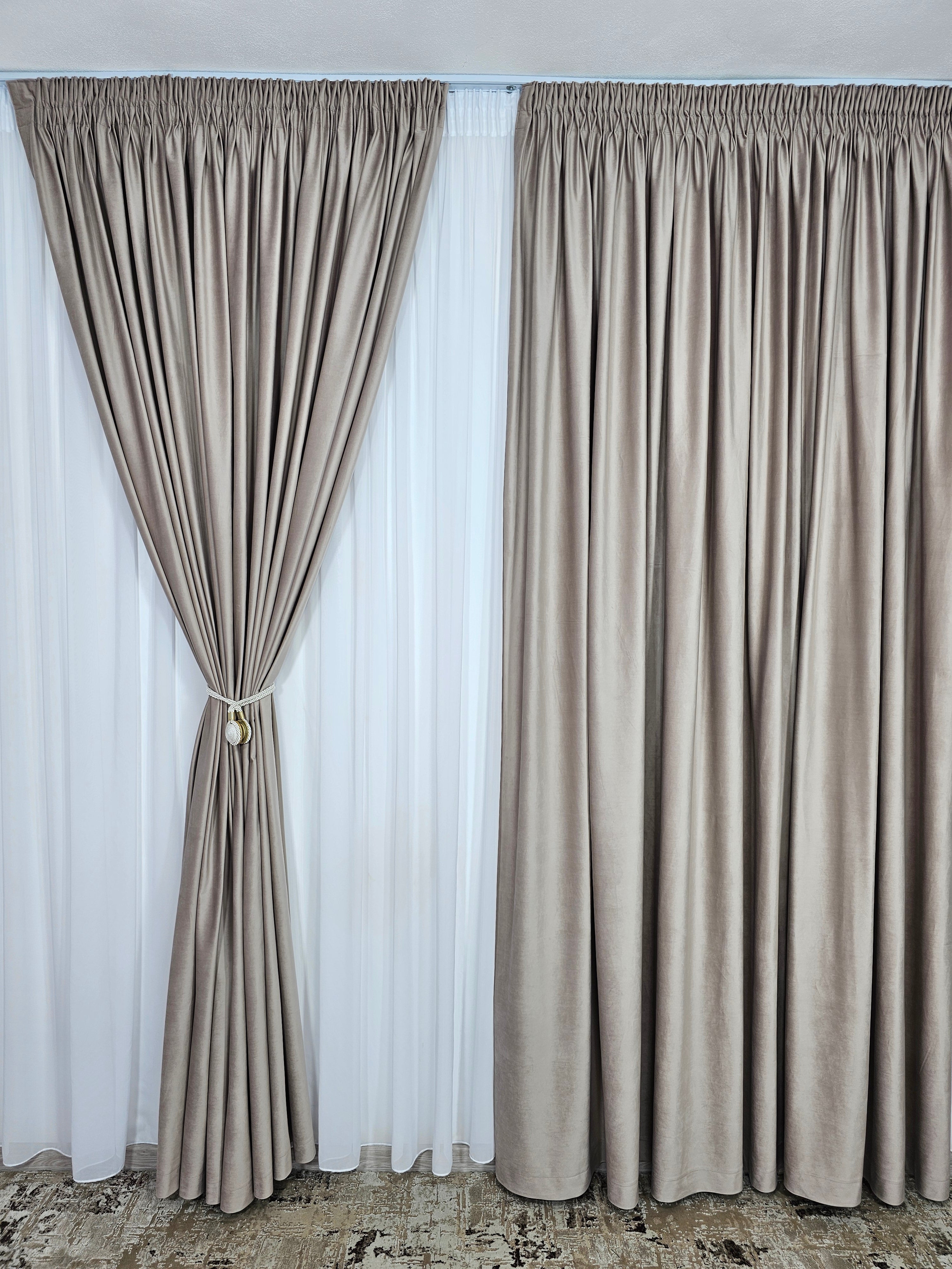 Set Aldi: perdea alba simpla din voal cu draperie catifea crem capucino roz blackout 90%