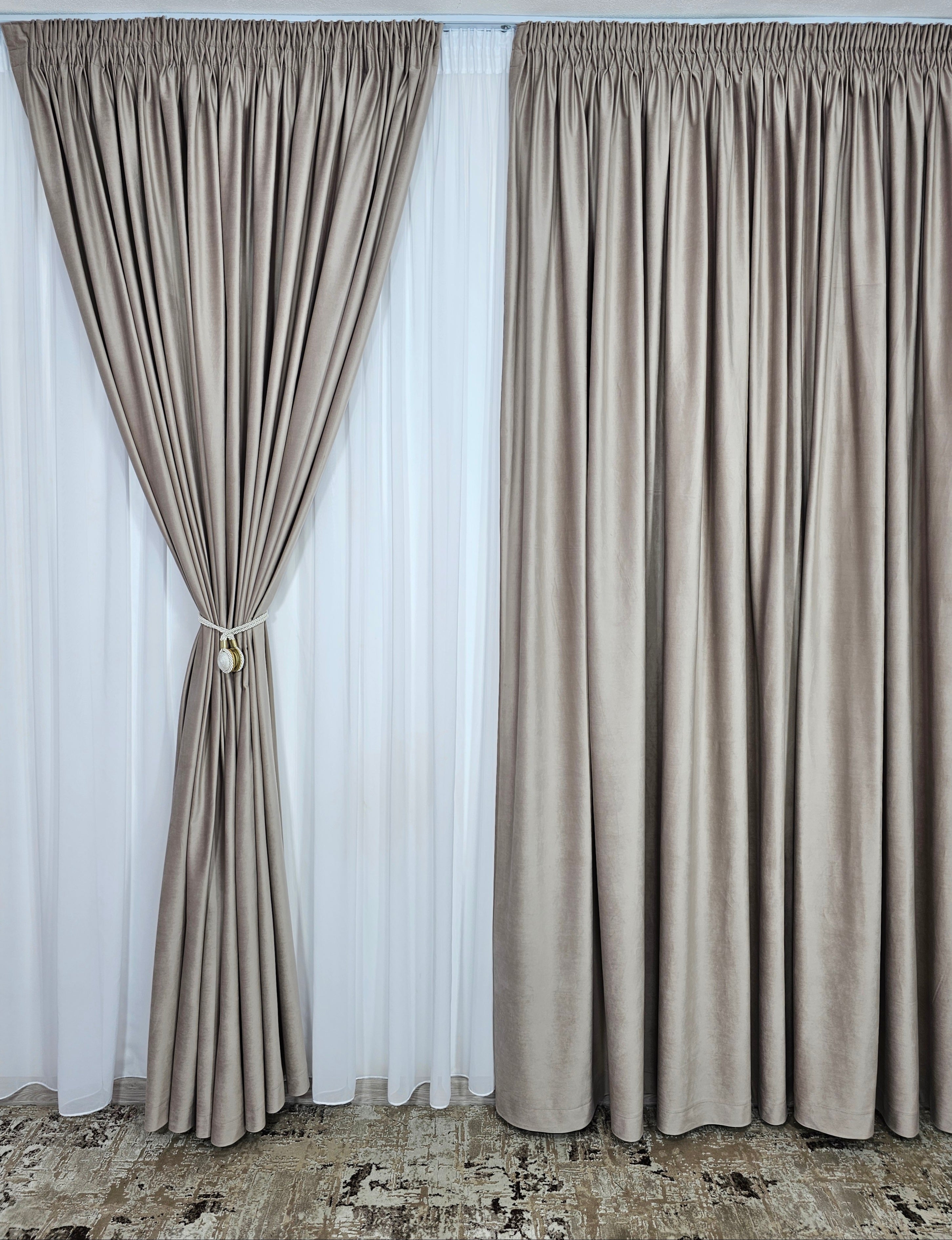 Set Aldi: perdea alba simpla din voal cu draperie catifea crem capucino roz blackout 90%