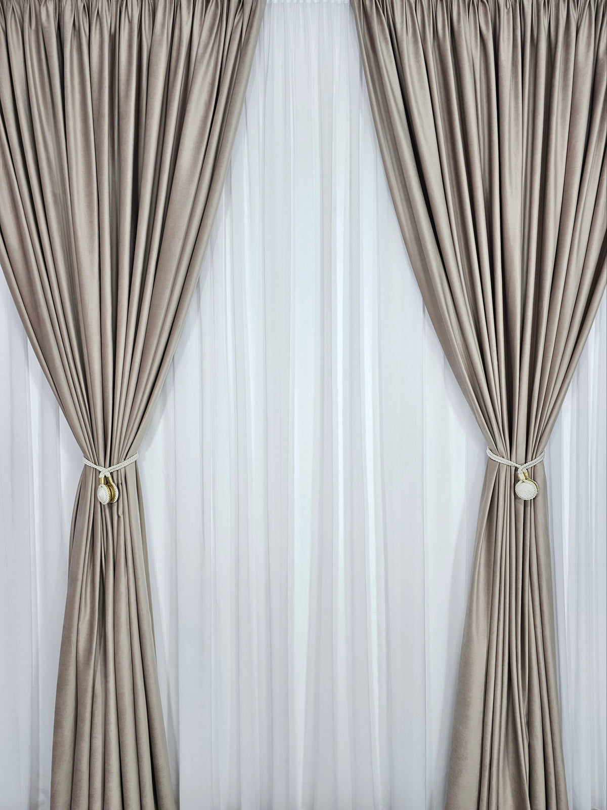 Set Aldi: perdea alba simpla din voal cu draperie catifea crem capucino roz blackout 90%