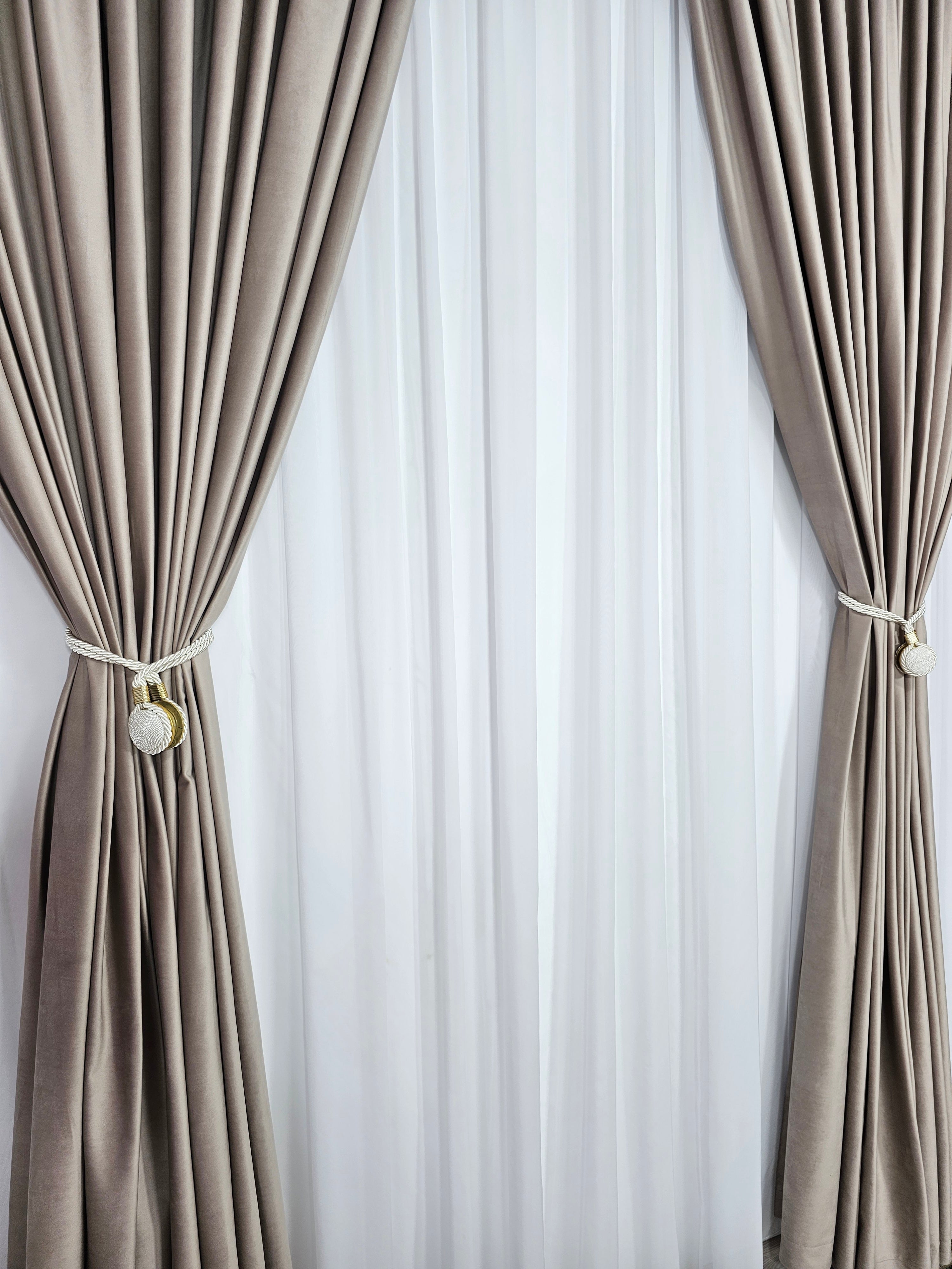 Set Aldi: perdea alba simpla din voal cu draperie catifea crem capucino roz blackout 90%