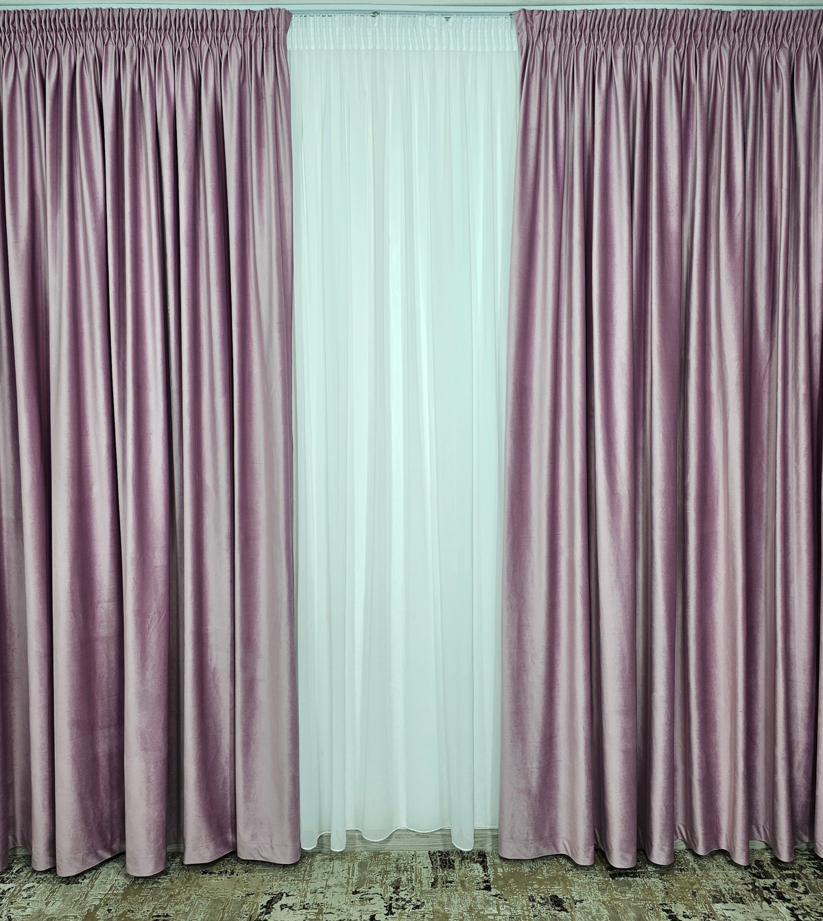 Set Montis: Perdea Alba Simpla din Voal Premium si Draperie din Catifea Roz Lila – Potrivit cu Pat sau Canapea Roz Pudrat, Lila, Crem ori Gri, Pereti Albi si Mobilier Alb, Crem sau Gri – Confectionat pe Comanda