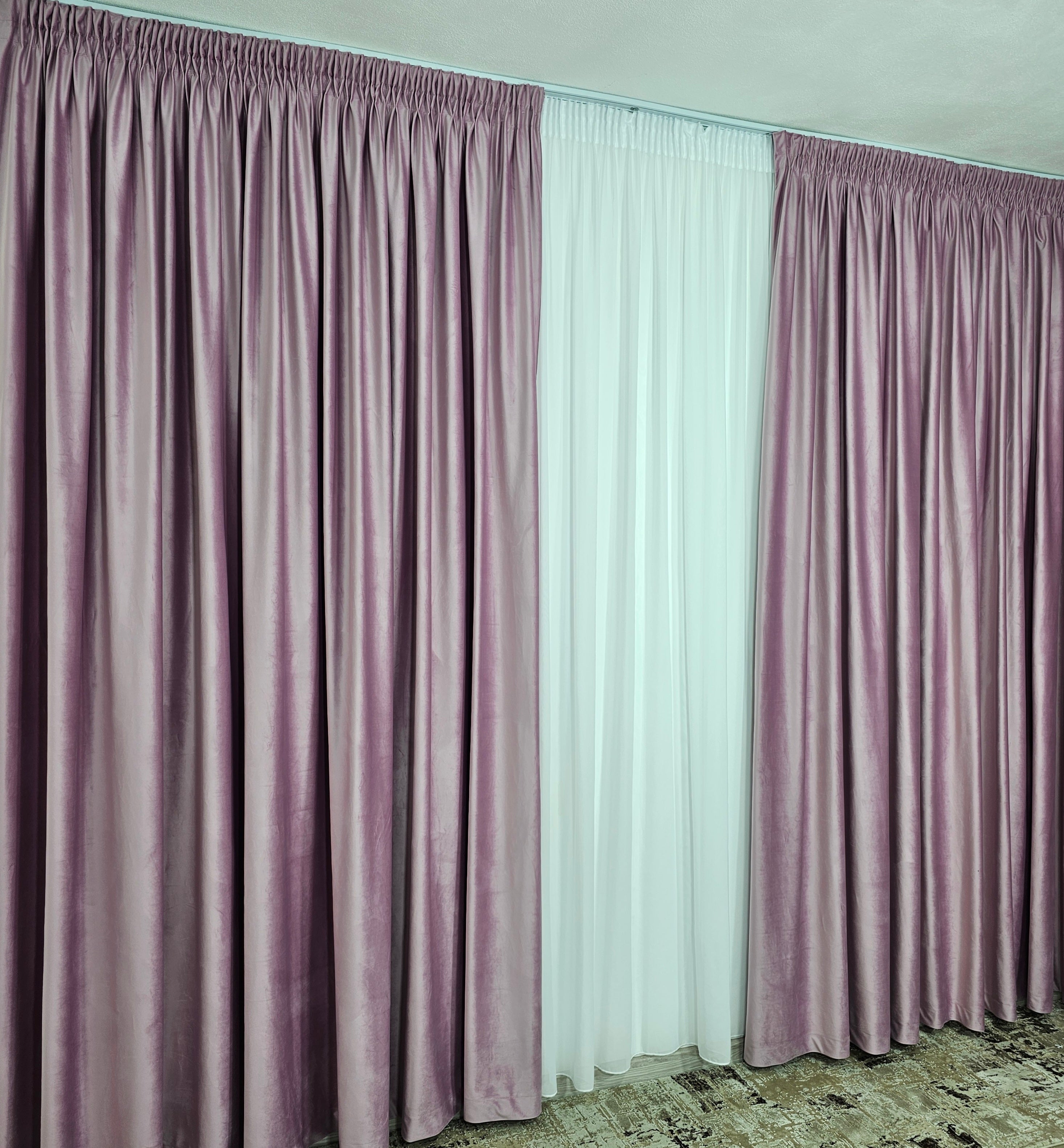 Set Montis: perdea alba simpla din voal cu draperie catifea roz lila blackout 90%