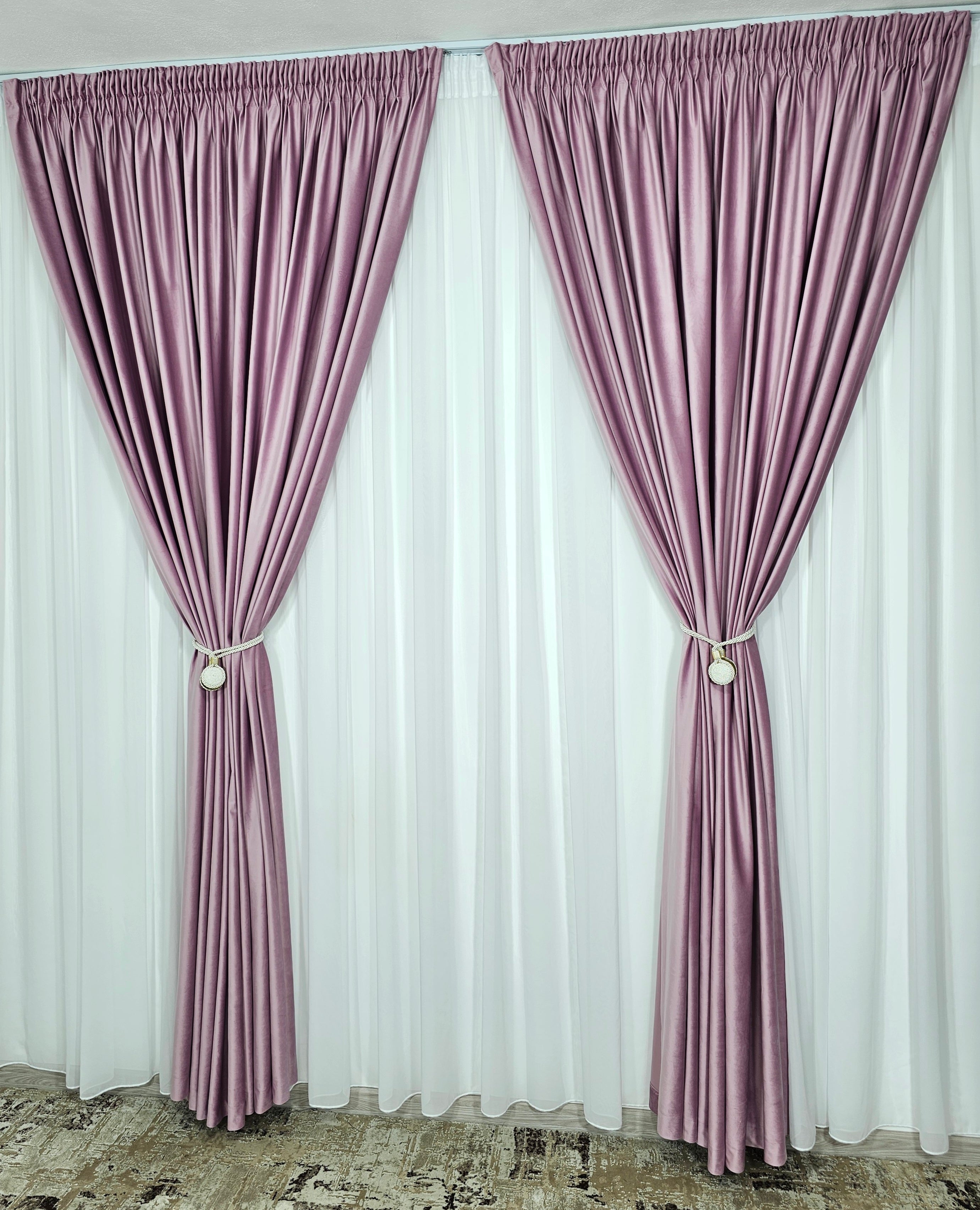 Set Montis: perdea alba simpla din voal cu draperie catifea roz lila blackout 90%