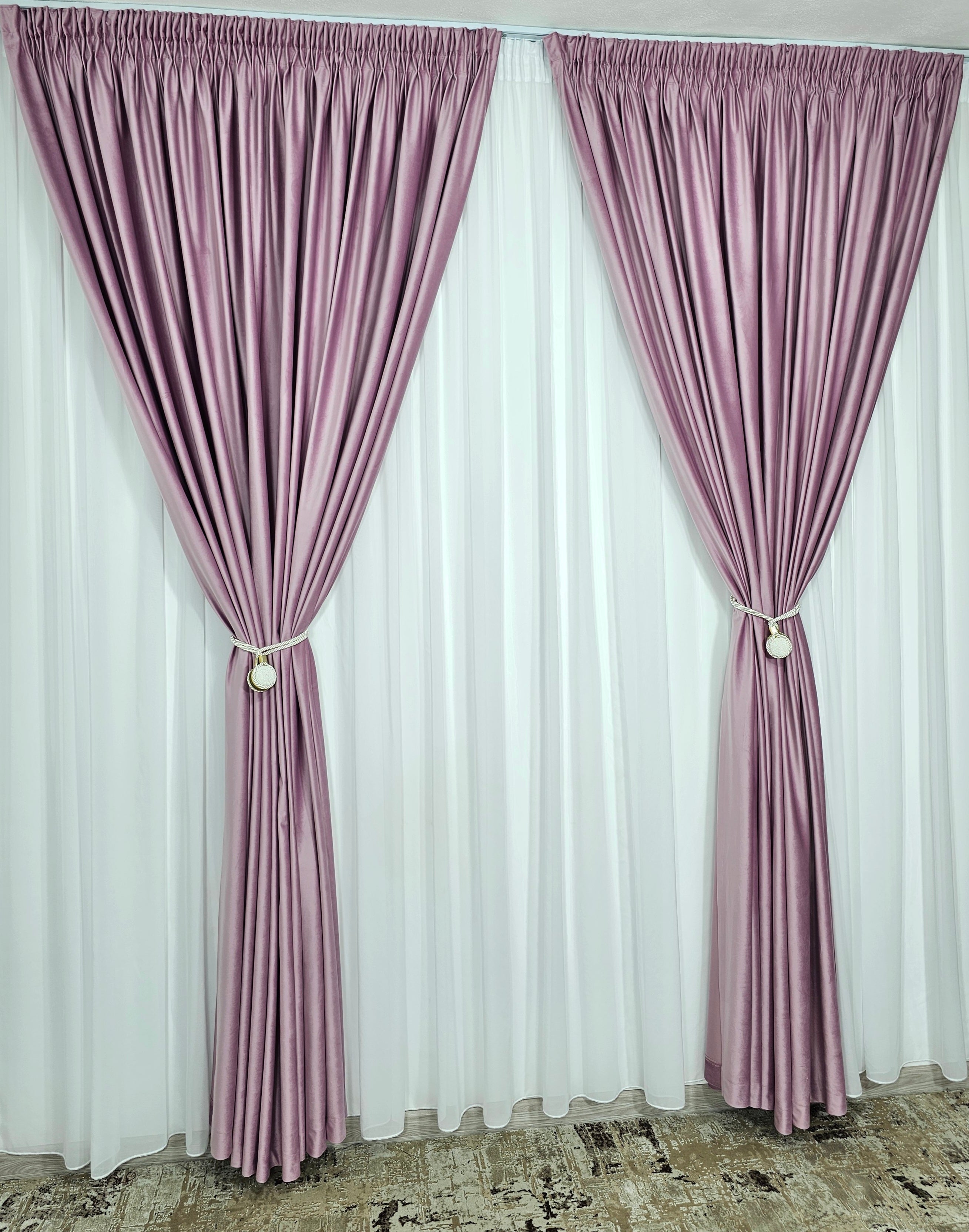 Set Montis: perdea alba simpla din voal cu draperie catifea roz lila blackout 90%