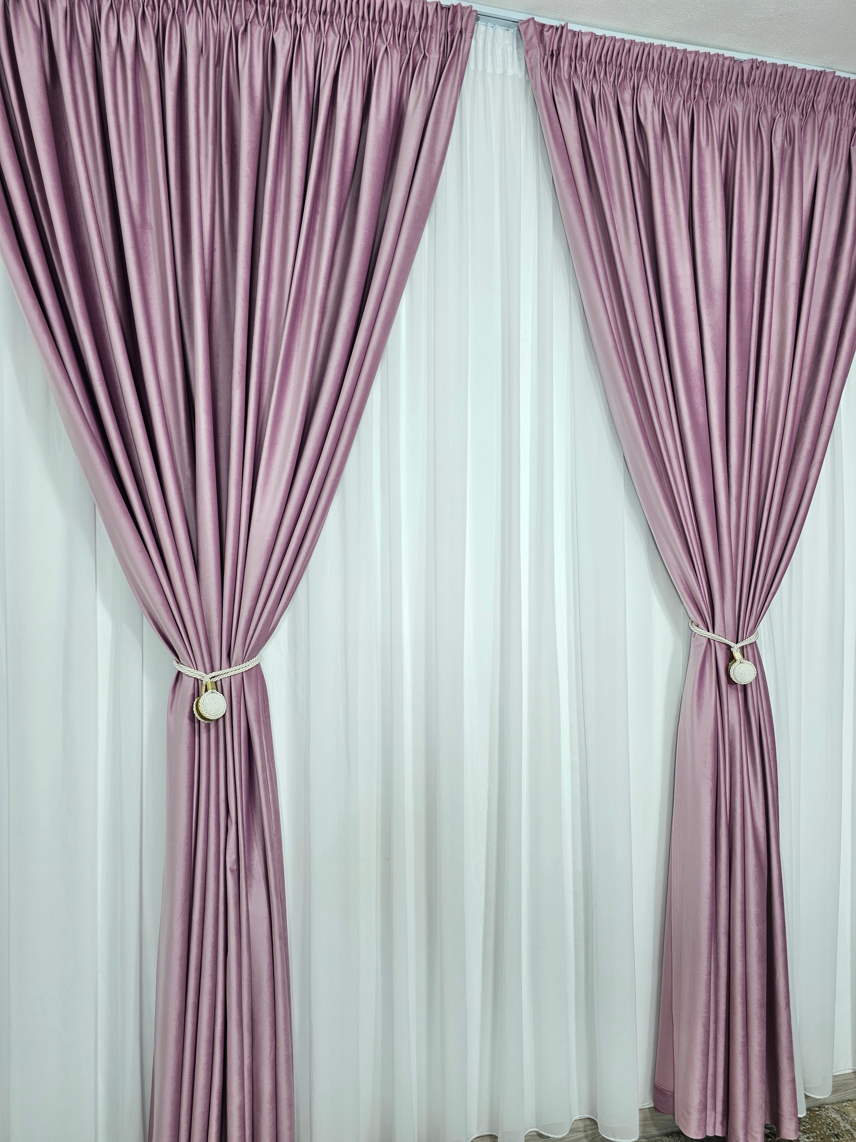Set Montis: perdea alba simpla din voal cu draperie catifea roz lila blackout 90%