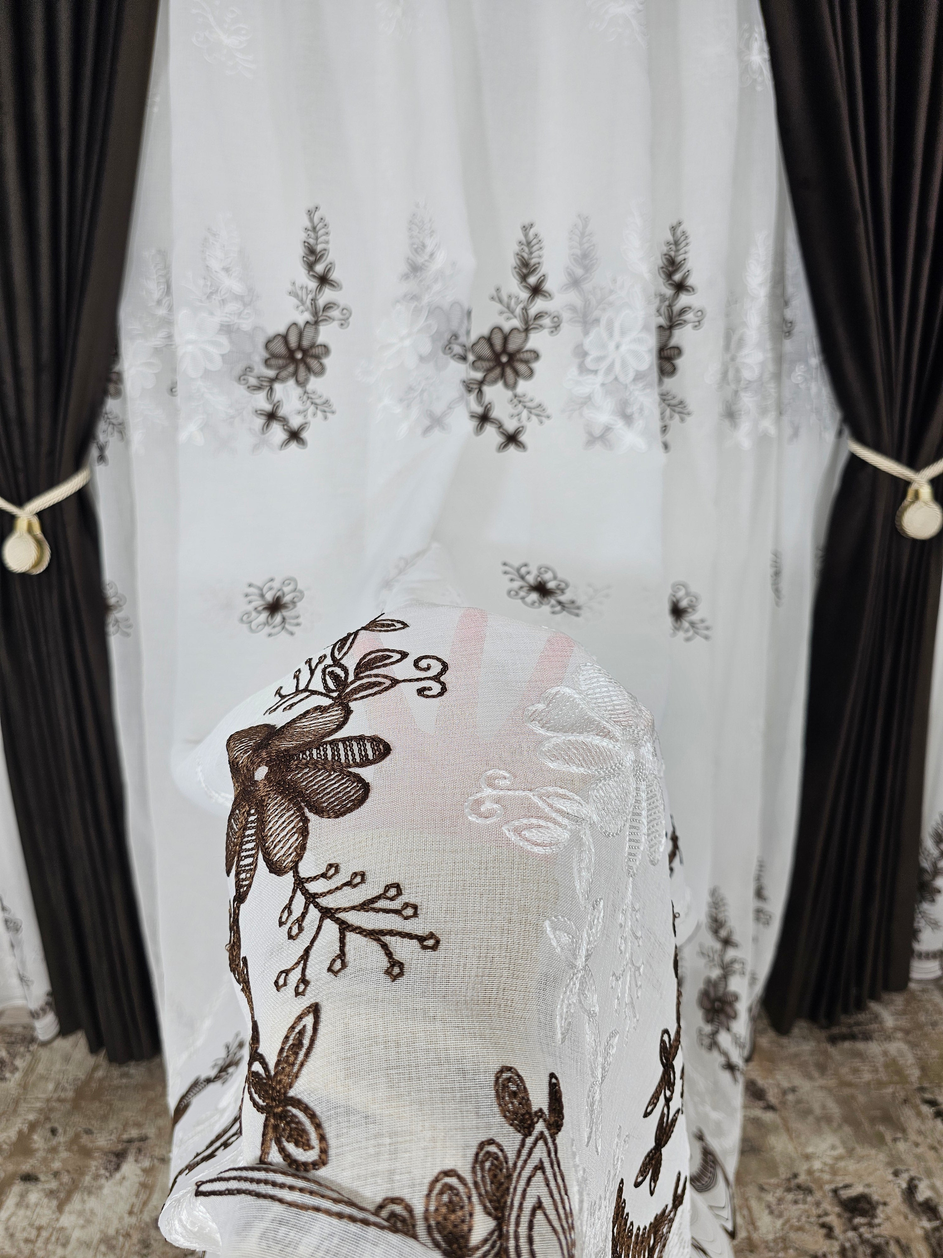 Set Camila: perdea din in cu flori maro si draperie din catifea maro inchis