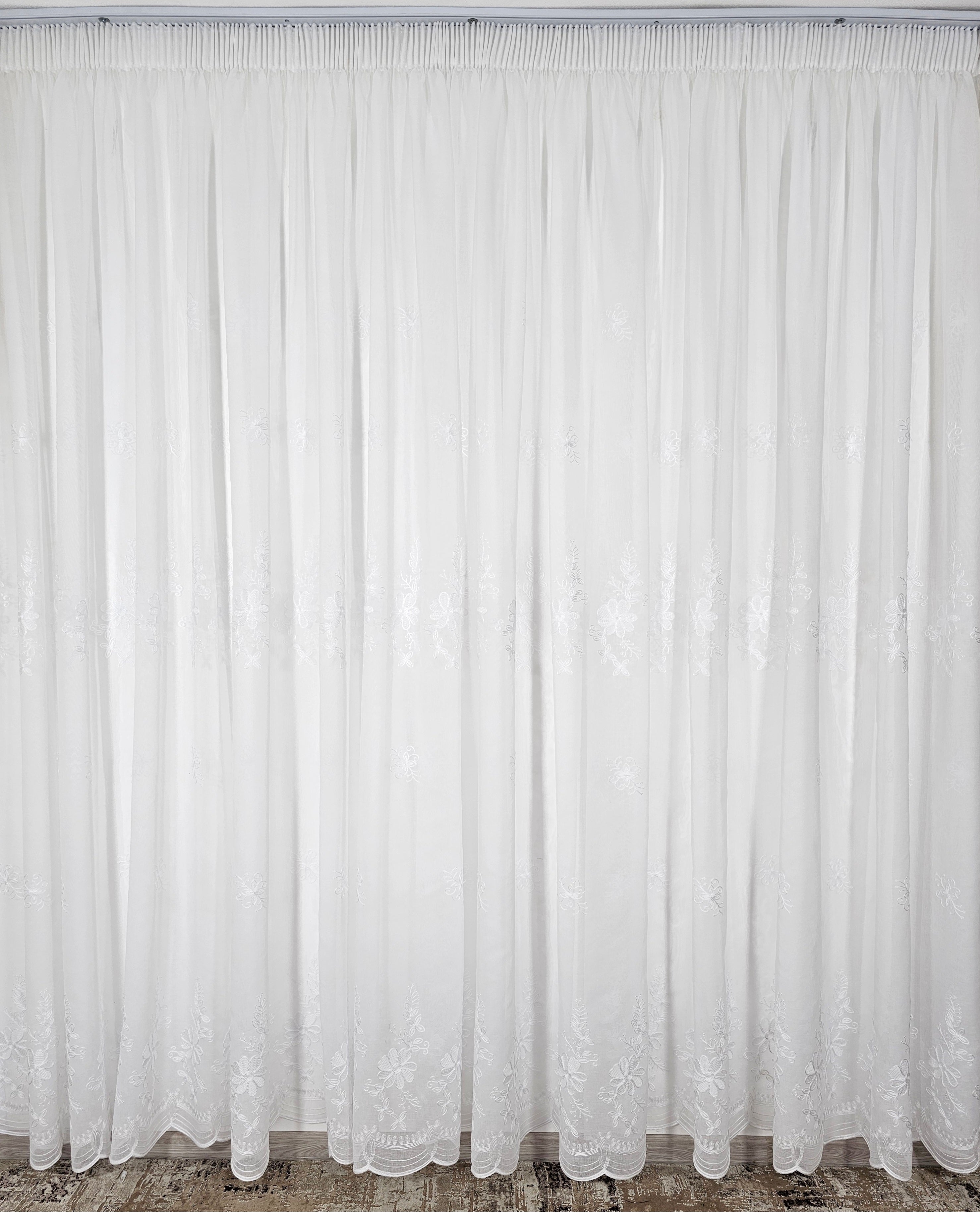 Set Celestia: perdea alba din in cu flori albe si draperie din catifea albastra