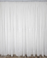 Set Celestia: perdea alba din in cu flori albe si draperie din catifea albastra