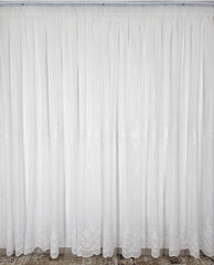 Perdea alba material plin ca textura, din in cu flori albe model Vendolin