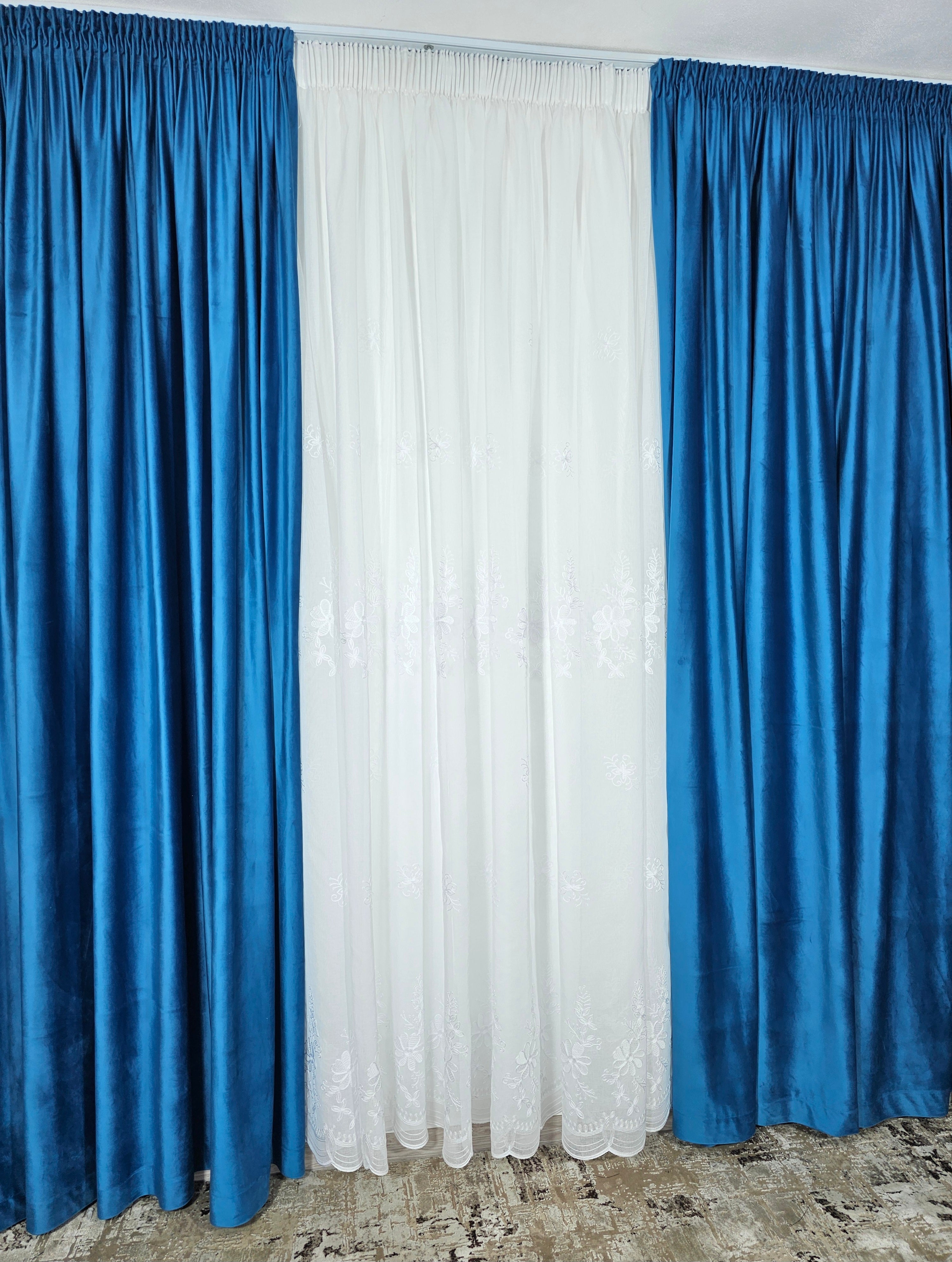 Set Celestia: perdea alba din in cu flori albe si draperie din catifea albastra