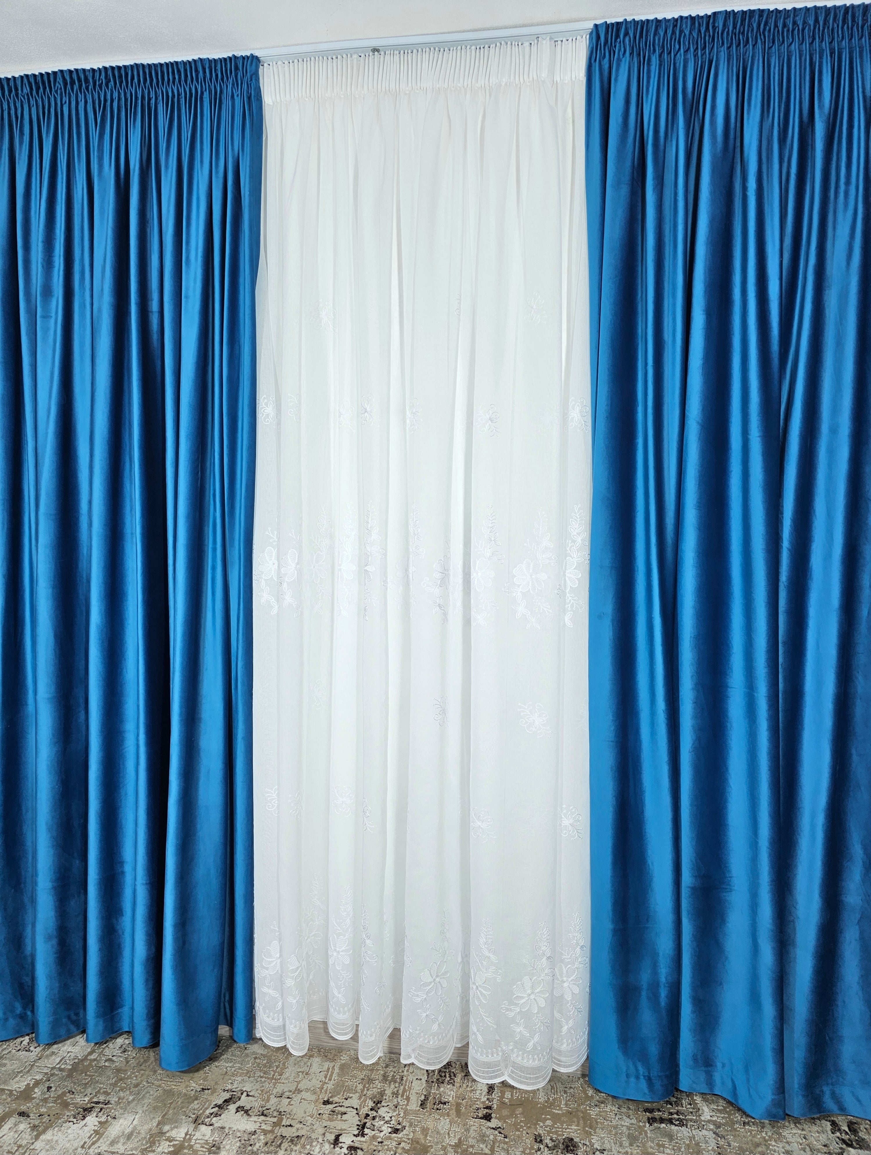 Set Celestia: perdea alba din in cu flori albe si draperie din catifea albastra