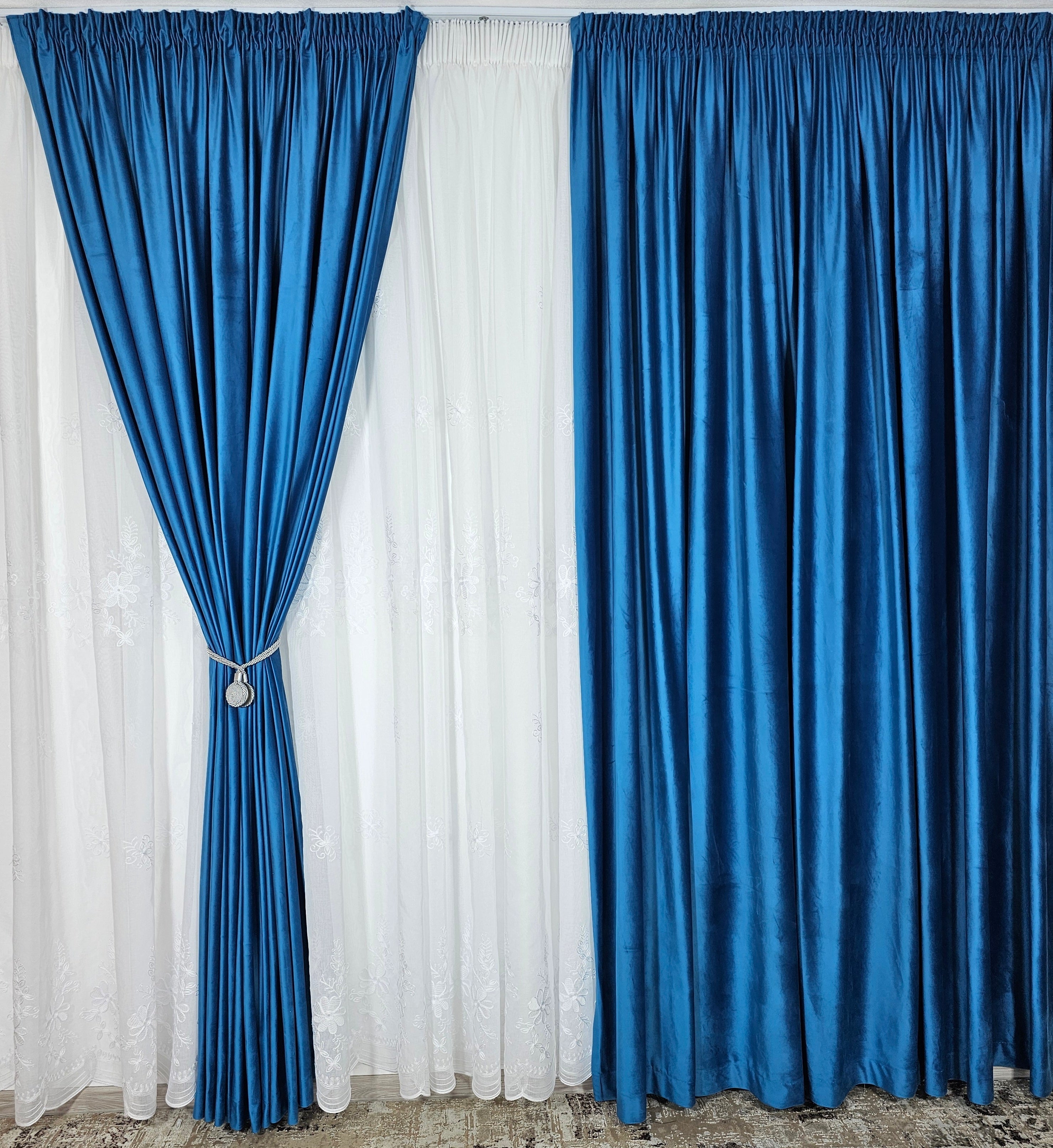 Set Celestia: perdea alba din in cu flori albe si draperie din catifea albastra