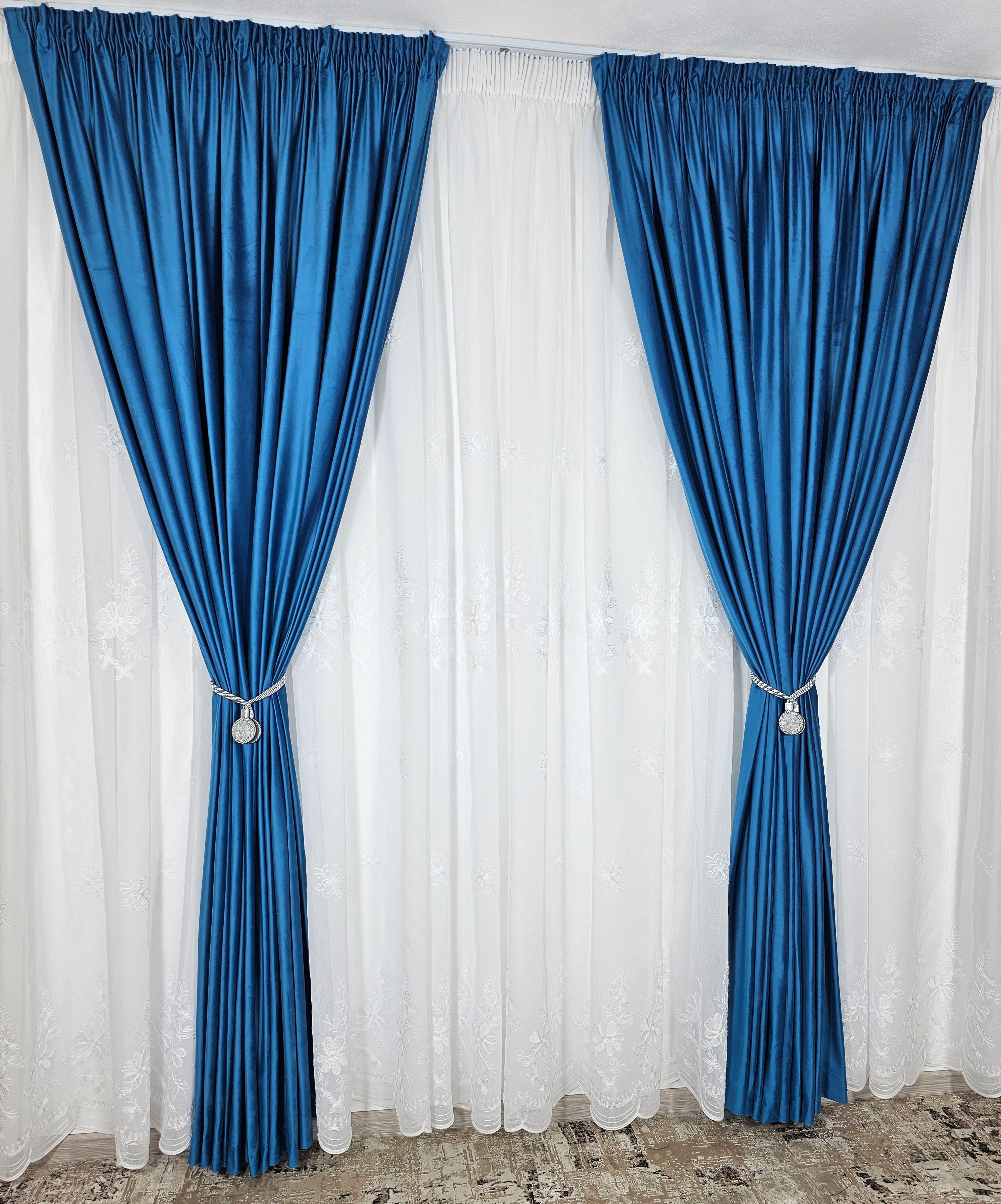 Set Celestia: perdea alba din in cu flori albe si draperie din catifea albastra