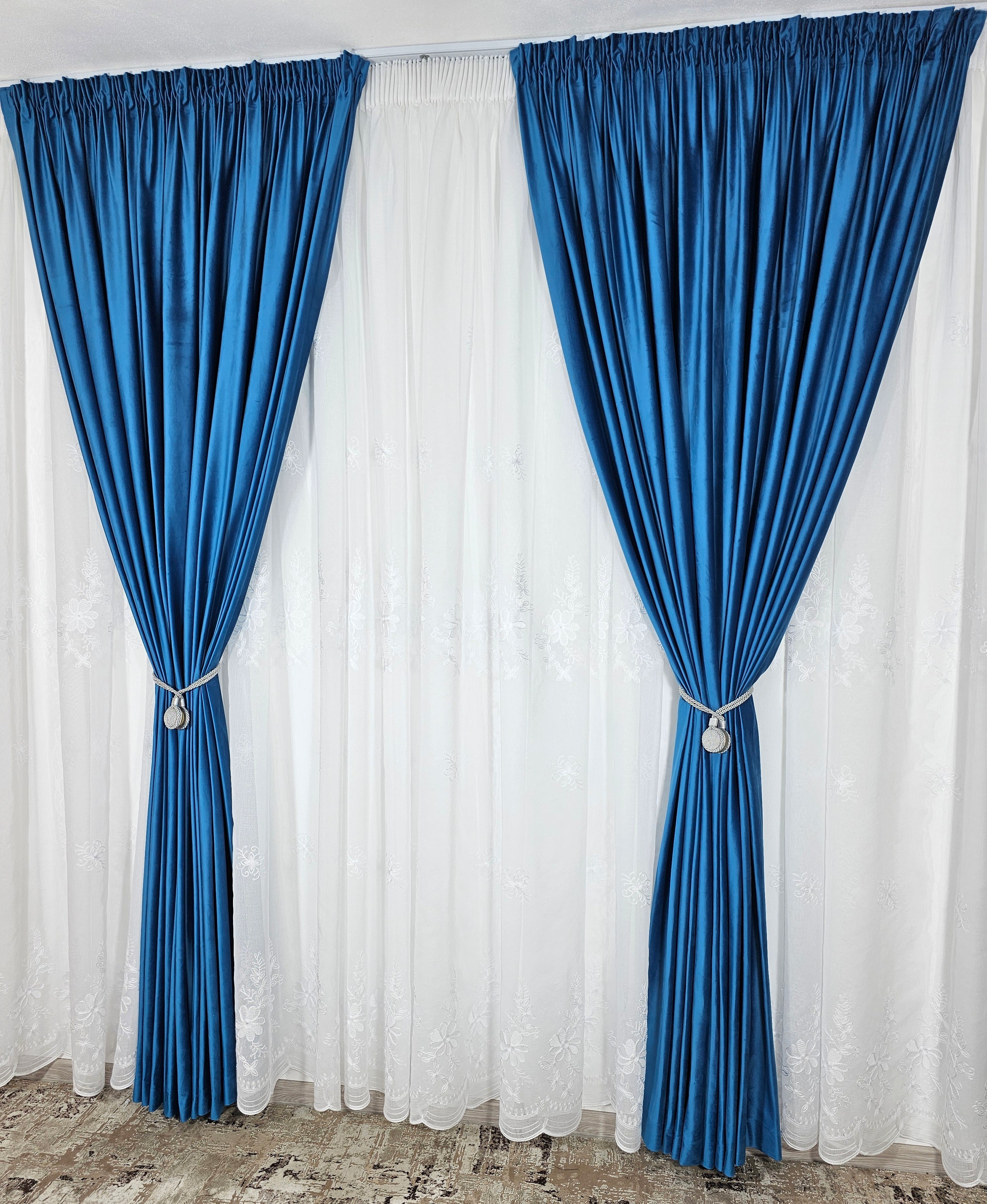 Set Celestia: perdea alba din in cu flori albe si draperie din catifea albastra