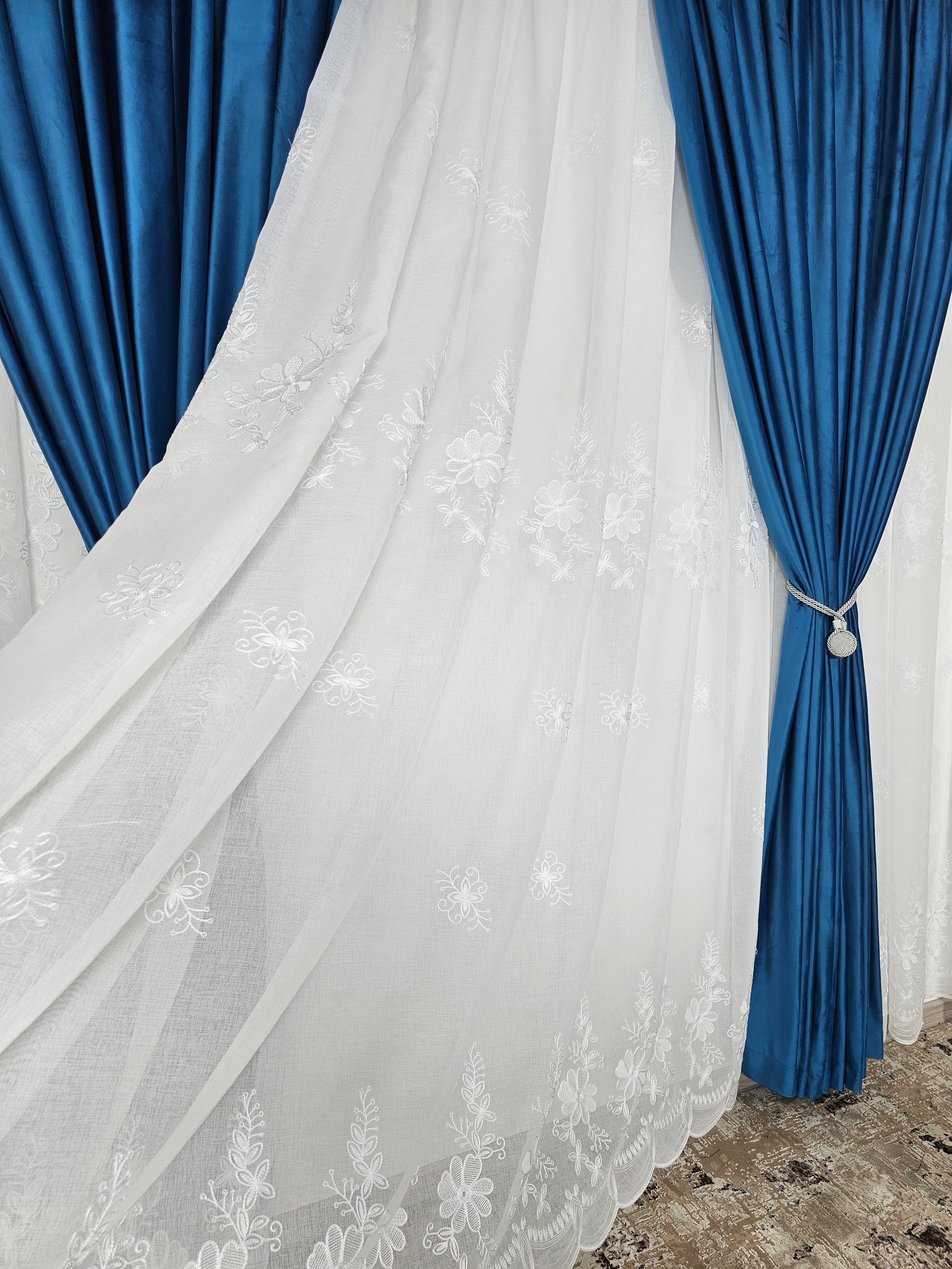 Set Celestia: perdea alba din in cu flori albe si draperie din catifea albastra