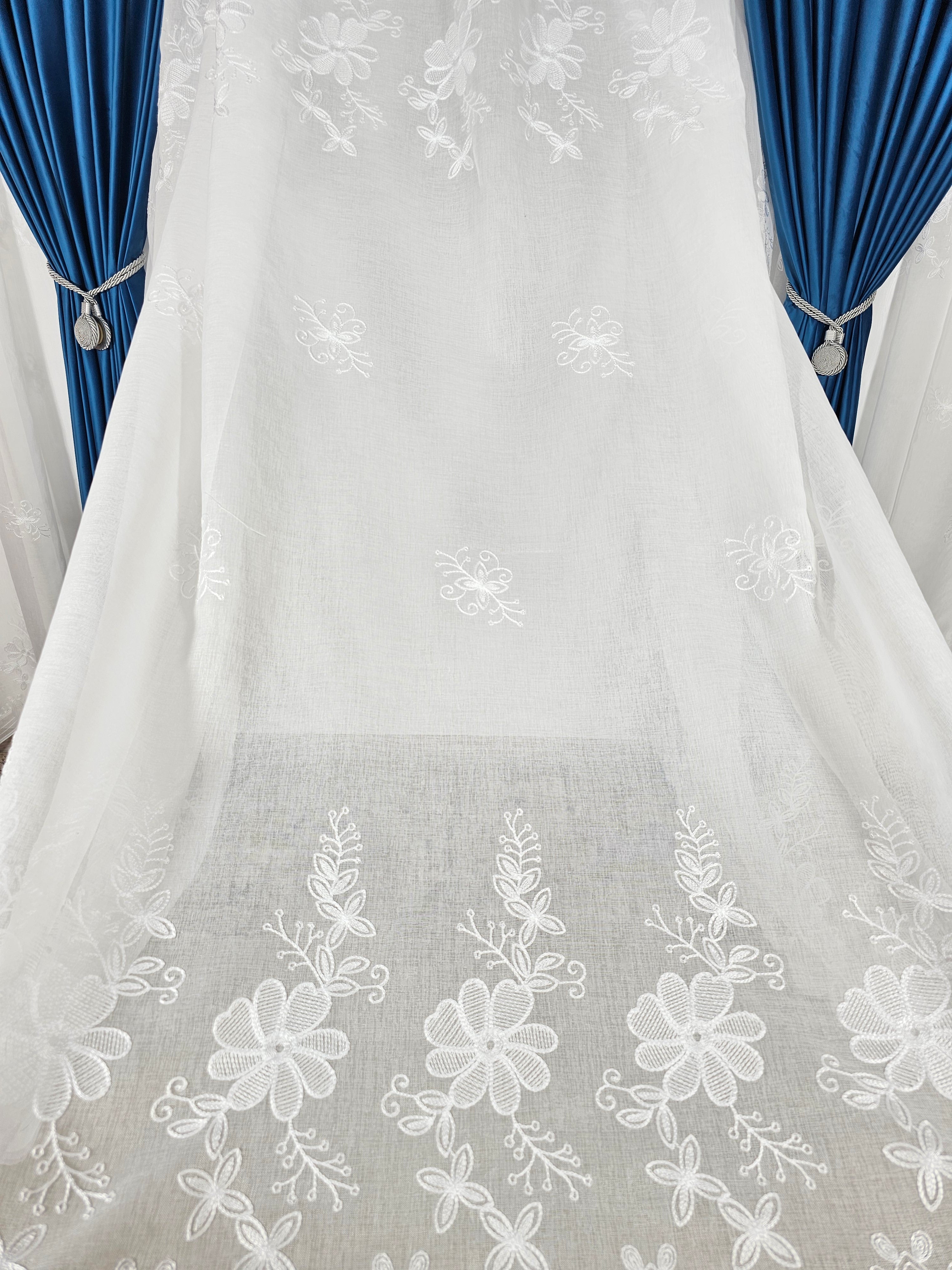 Set Celestia: perdea alba din in cu flori albe si draperie din catifea albastra