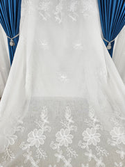 Set Celestia: perdea alba din in cu flori albe si draperie din catifea albastra