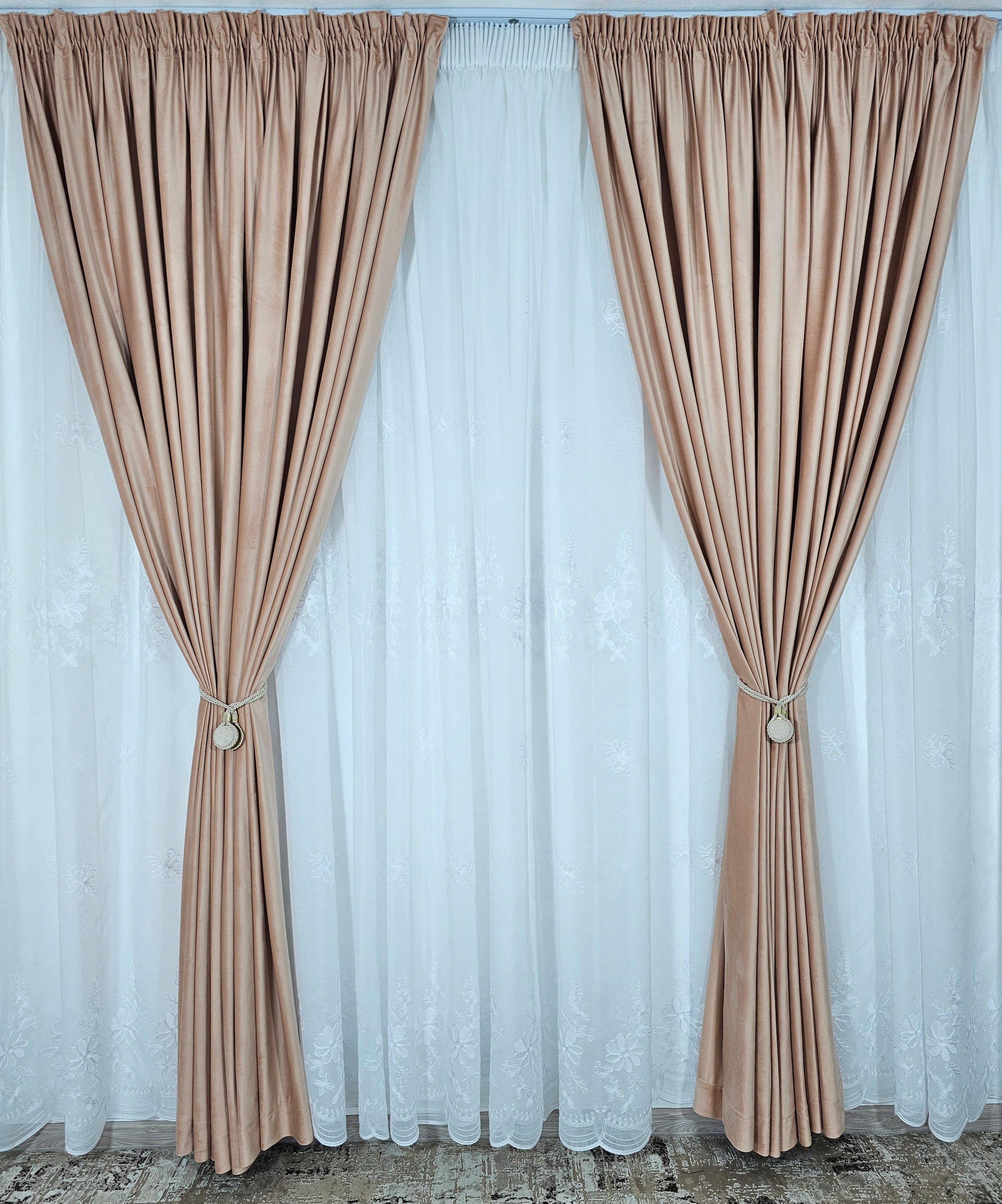 Set Adina: perdea alba din in cu flori albe si draperie catifea roz pal