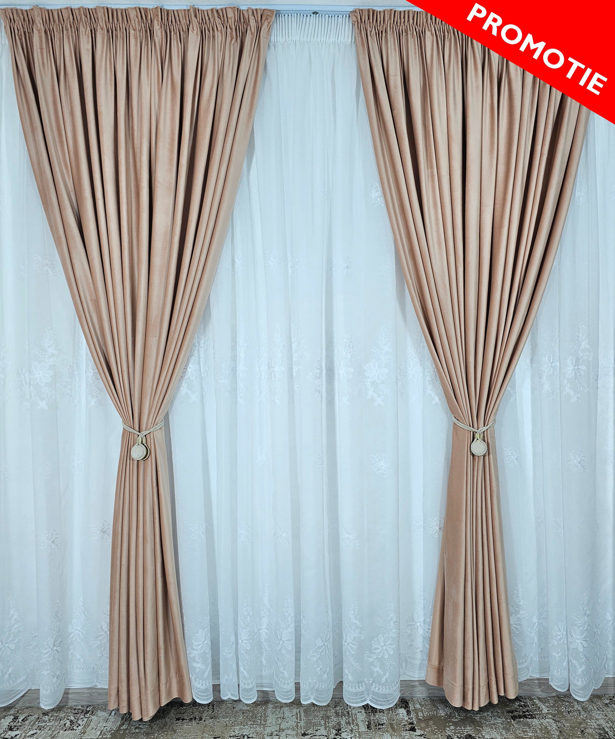 Set Adina: perdea alba din in cu flori albe si draperie catifea roz pal